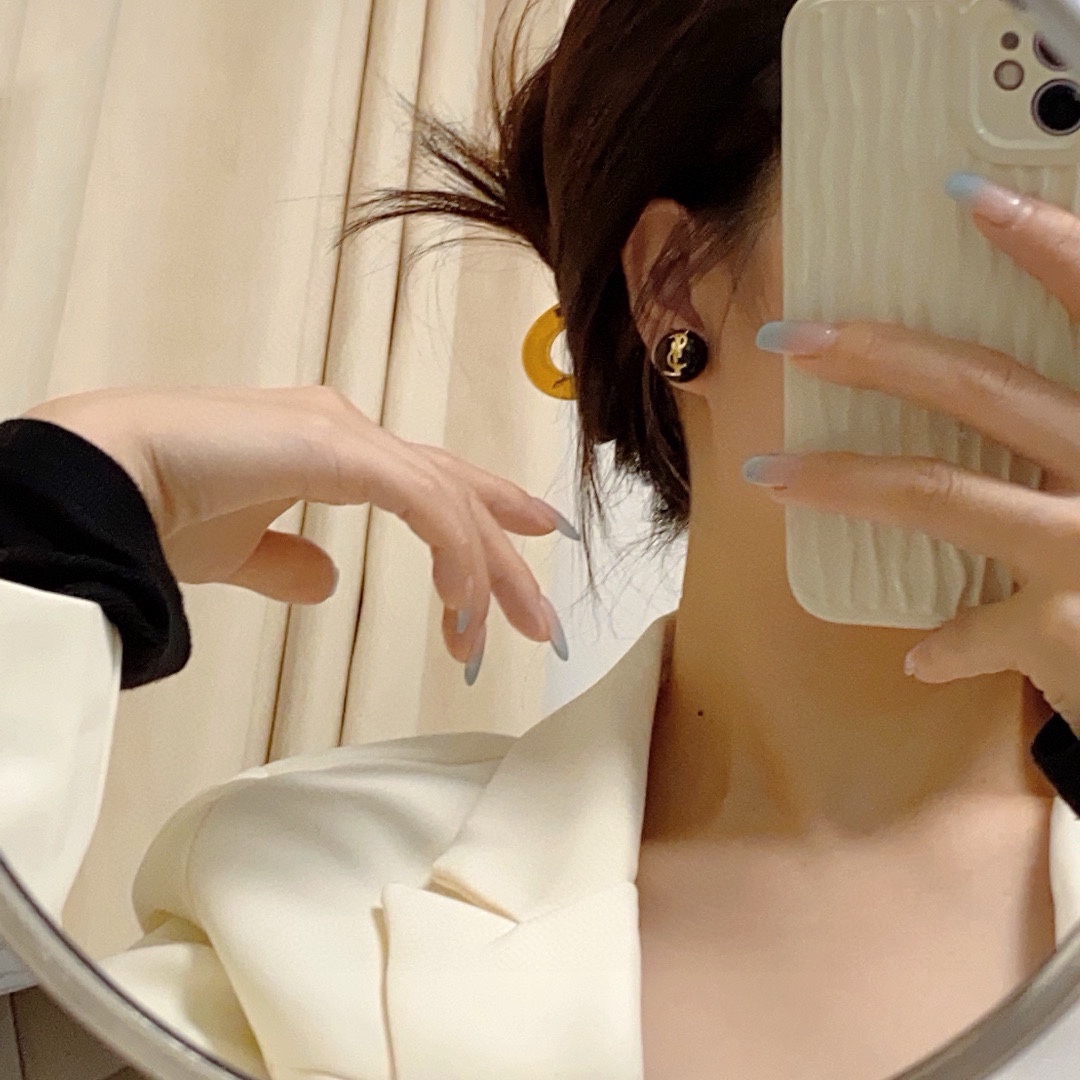 NO:724456,New YSL Yves Saint Laurent black pearl earrings. Elegant and elegant design and carving, very flattering face shape, youthful vitality. I was attracted by this at first glance. Very beautiful color combination, fashionable and playful, fine jewelry, saint laurent, saint laurent, earrings19860909新款YSL圣罗兰黑色珍珠耳环耳钉. 优雅大方精工设计雕刻 非常修饰脸型 青春活力 一眼就被这款吸引了非常漂亮的颜色搭配时尚又俏皮,饰品精品,saint laurent,saint laurent,earrings,Jewelry