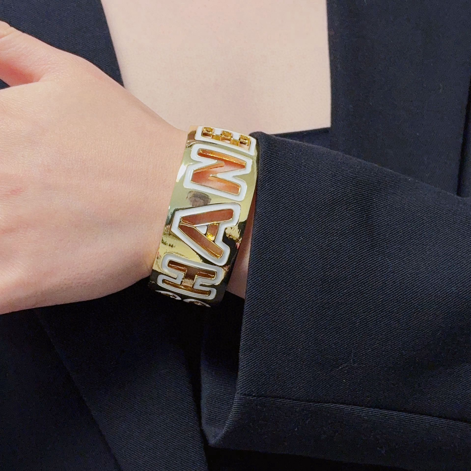 NO:724462,New CHANEL Chanel good quality wide version hollow bracelet with logo black and white open bracelet bracelet jewelry New thick bracelet A must-have for advanced customization and exquisite small items. It can be worn all year round. The details enhance the clothes and enhance the texture. Elegant temperament, fashionable collection, daily commuting and exquisite, jewelry boutique, chanel, chanel, bracelet19860909新款CHANEL 香奈儿好品质宽版镂空手镯带logo黑白色开口手镯bracelet jewelry 新款厚实手镯 高级定制精致小物件必备 一年四季都可配戴细节中提升衣品 提升质感 优雅气质时髦精收藏款日常通勤精致,饰品精品,chanel,chanel,bracelet,Jewelry