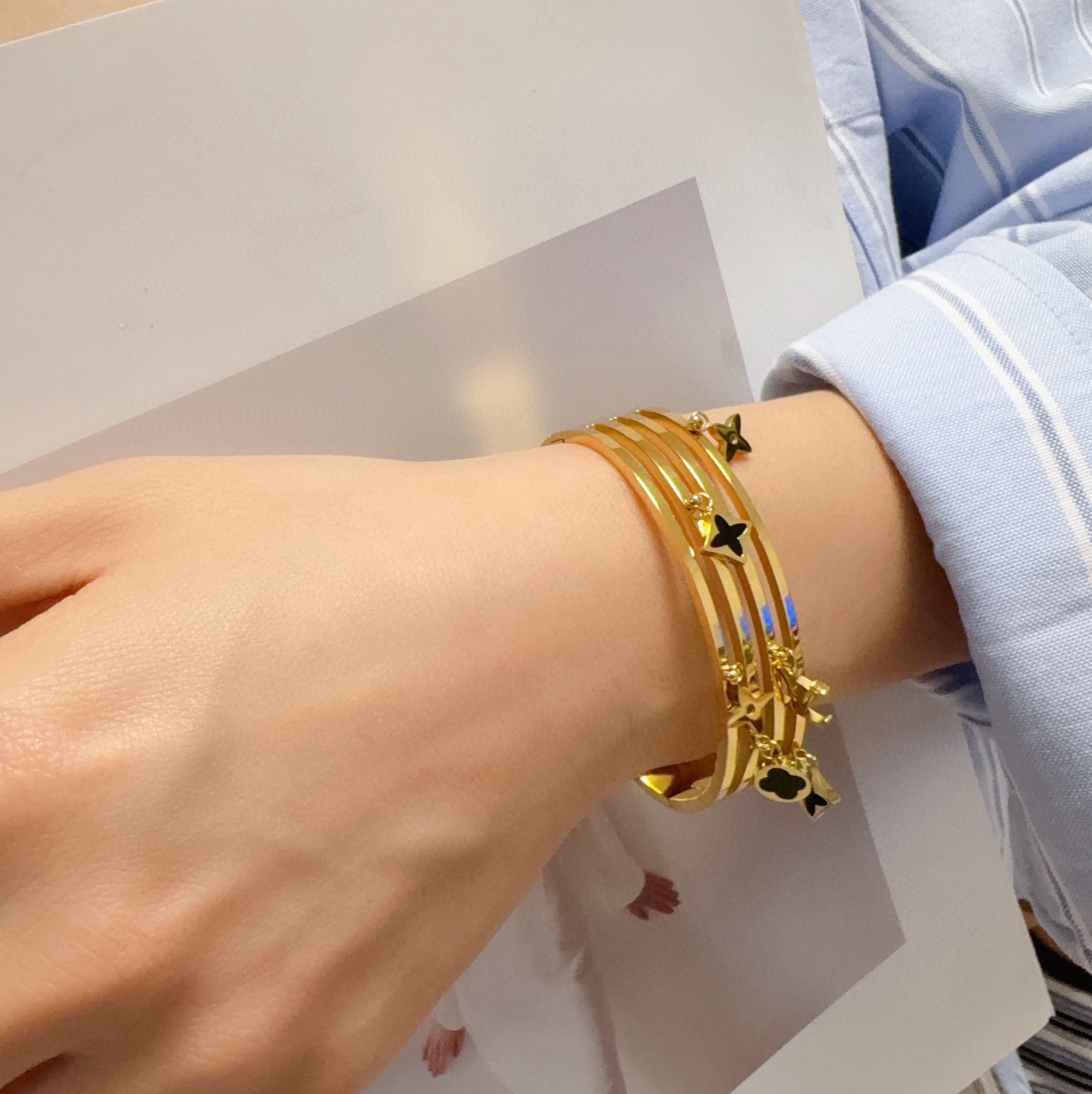 NO:724468,New product, original item, LV letter multi-accessory hollow engraved bracelet Louis Vuitton, Louis Vuitton, same counter material, hot model shipping, unique design, retro and avant-garde. 14K Seiko color-preserved version of the bracelet has been loved by MM since its launch. Every color has its own unique brilliance!  The effect is very nice!  The tiniest one!  It is more durable than ordinary models and shows a fairer complexion, fine jewelry, louis vuitton, louis vuitton, louis vuitton, bracelet19860909新品 原单货 LV字母多配件镂空雕刻手镯Louis Vuitton 路易威登 专柜一致材质 火爆款出货 设计独特 复古前卫.手镯14K精工保色版 从上市以来一直深受MM喜爱每一种颜色都有它独一无二的光彩！上手效果非常好看！最细小的一款！比普通款更耐看显肤色白皙,饰品精品,louis vuitton,louis vuitton,louis vuitton,bracelet,Jewelry