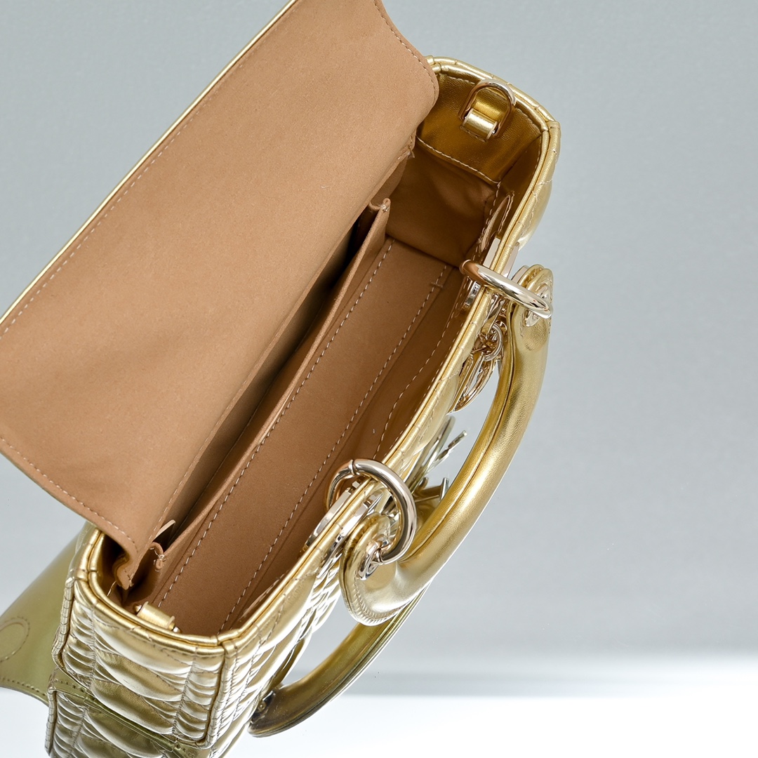 配礼盒🎁包装新品 Lady D-Joy 横版 腋下戴妃包 秀智同款 作为DIOR的标志之作，Lady D