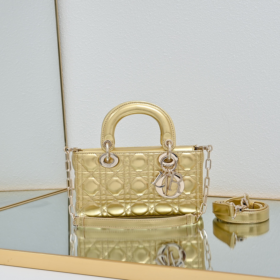 配礼盒🎁包装新品 Lady D-Joy 横版 腋下戴妃包 秀智同款 作为DIOR的标志之作，Lady D