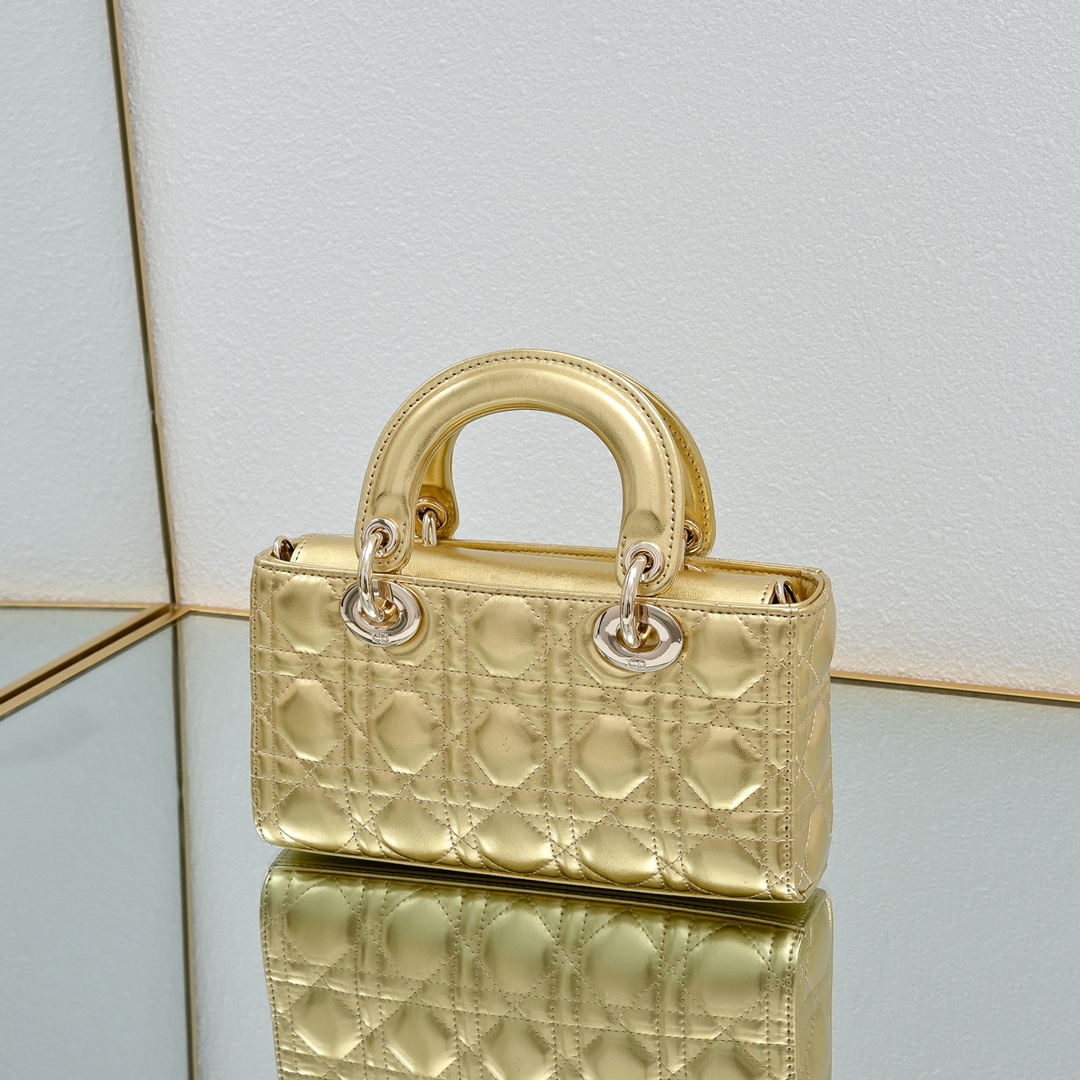 配礼盒🎁包装新品 Lady D-Joy 横版 腋下戴妃包 秀智同款 作为DIOR的标志之作，Lady D