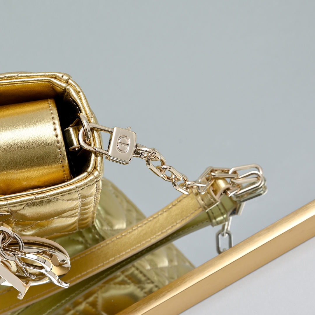 配礼盒🎁包装新品 Lady D-Joy 横版 腋下戴妃包 秀智同款 作为DIOR的标志之作，Lady D