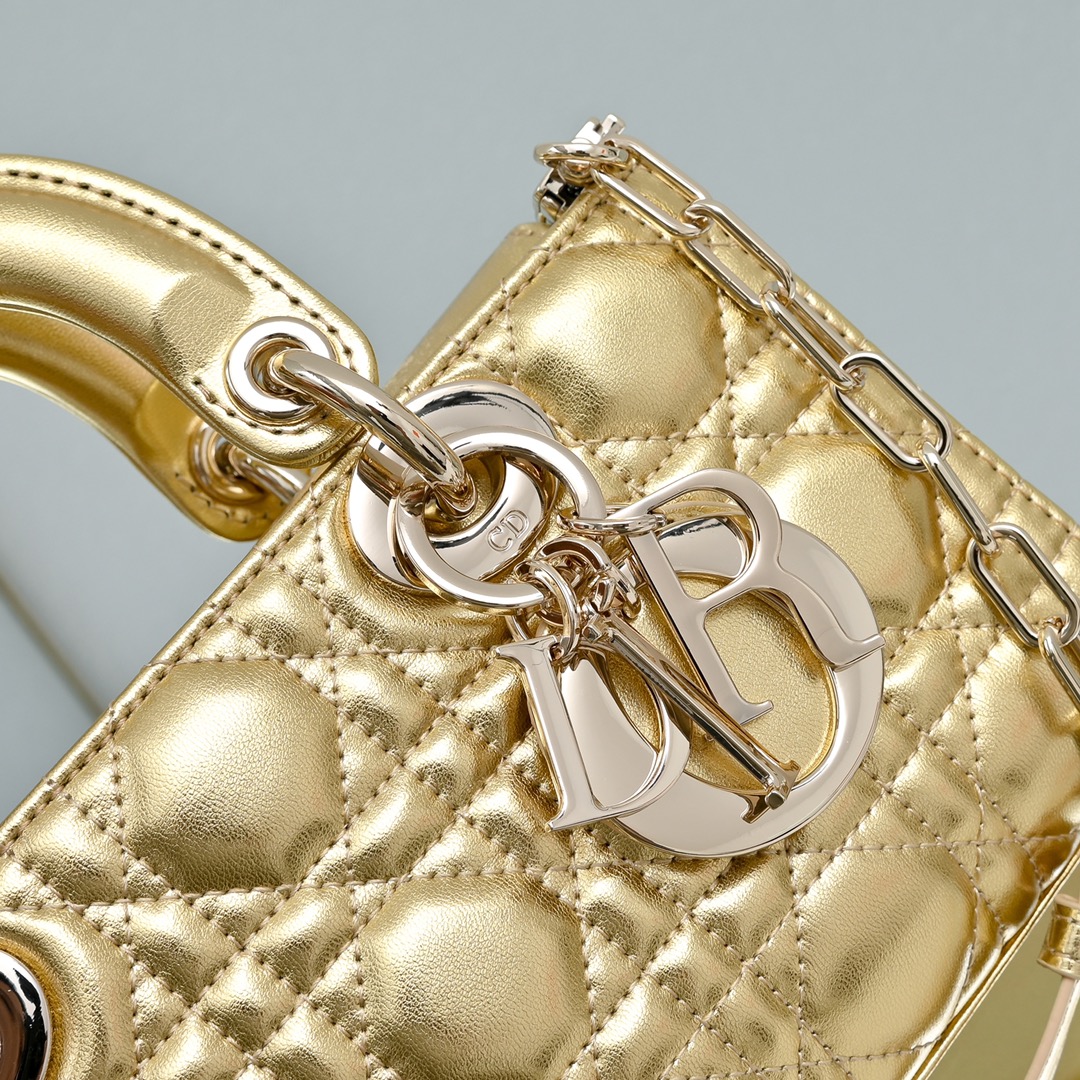 配礼盒🎁包装新品 Lady D-Joy 横版 腋下戴妃包 秀智同款 作为DIOR的标志之作，Lady D