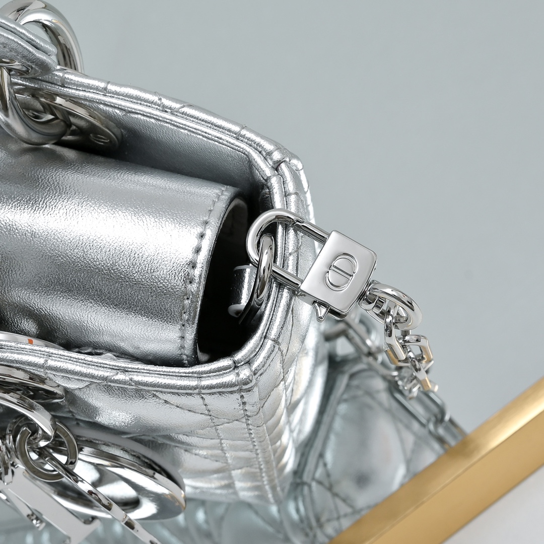 配礼盒🎁包装新品 Lady D-Joy 横版 腋下戴妃包 秀智同款 作为DIOR的标志之作，Lady D