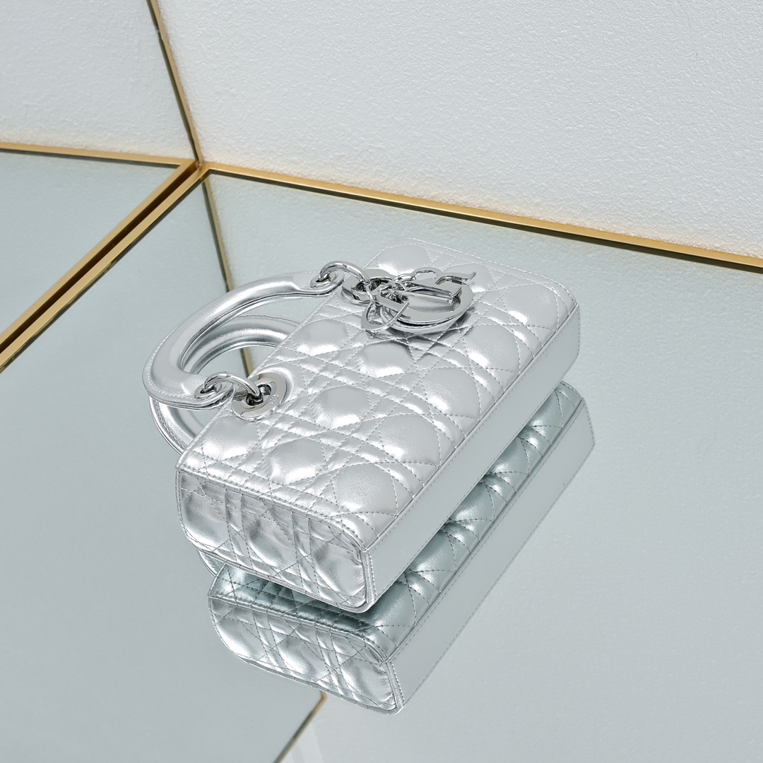 配礼盒🎁包装新品 Lady D-Joy 横版 腋下戴妃包 秀智同款 作为DIOR的标志之作，Lady D