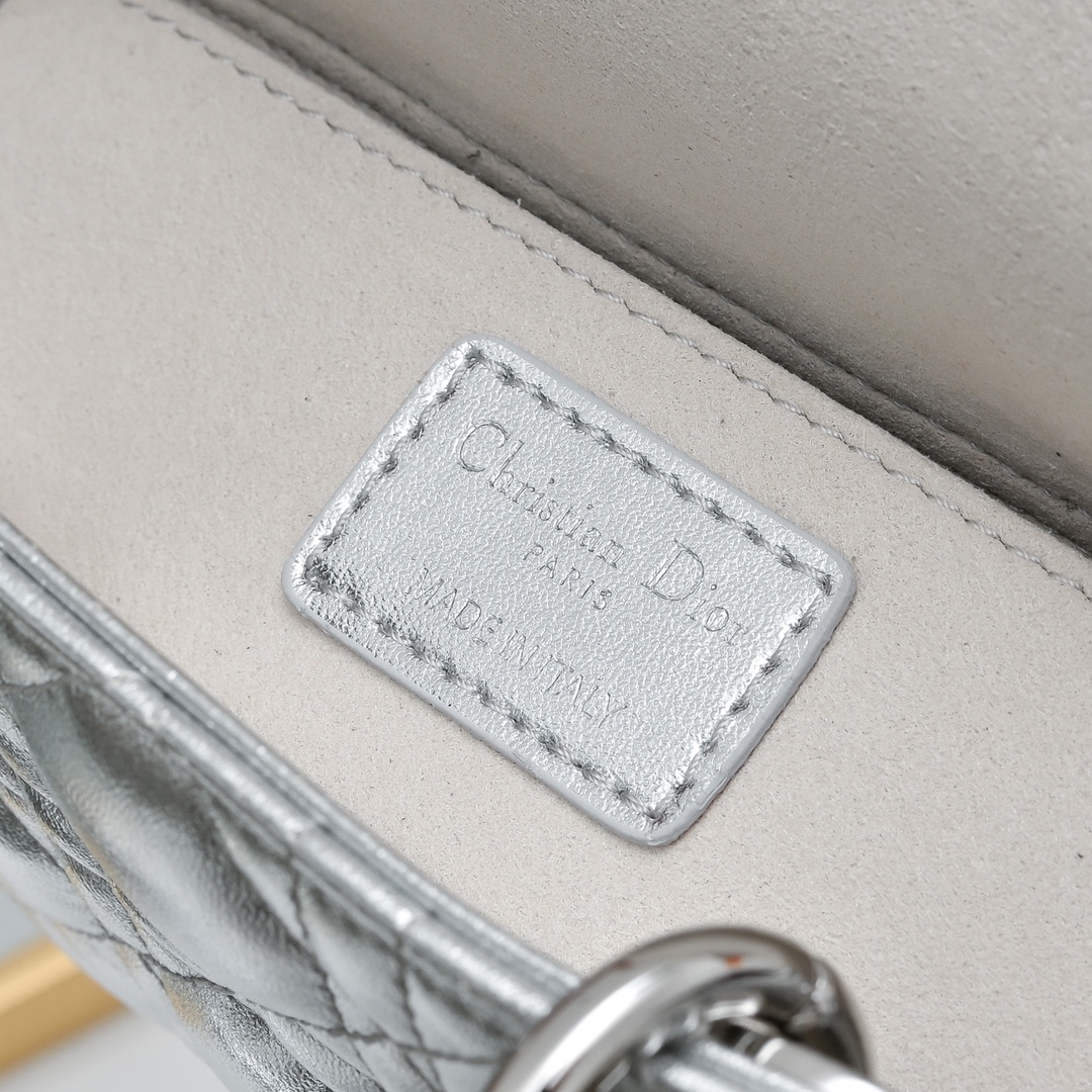 配礼盒🎁包装新品 Lady D-Joy 横版 腋下戴妃包 秀智同款 作为DIOR的标志之作，Lady D