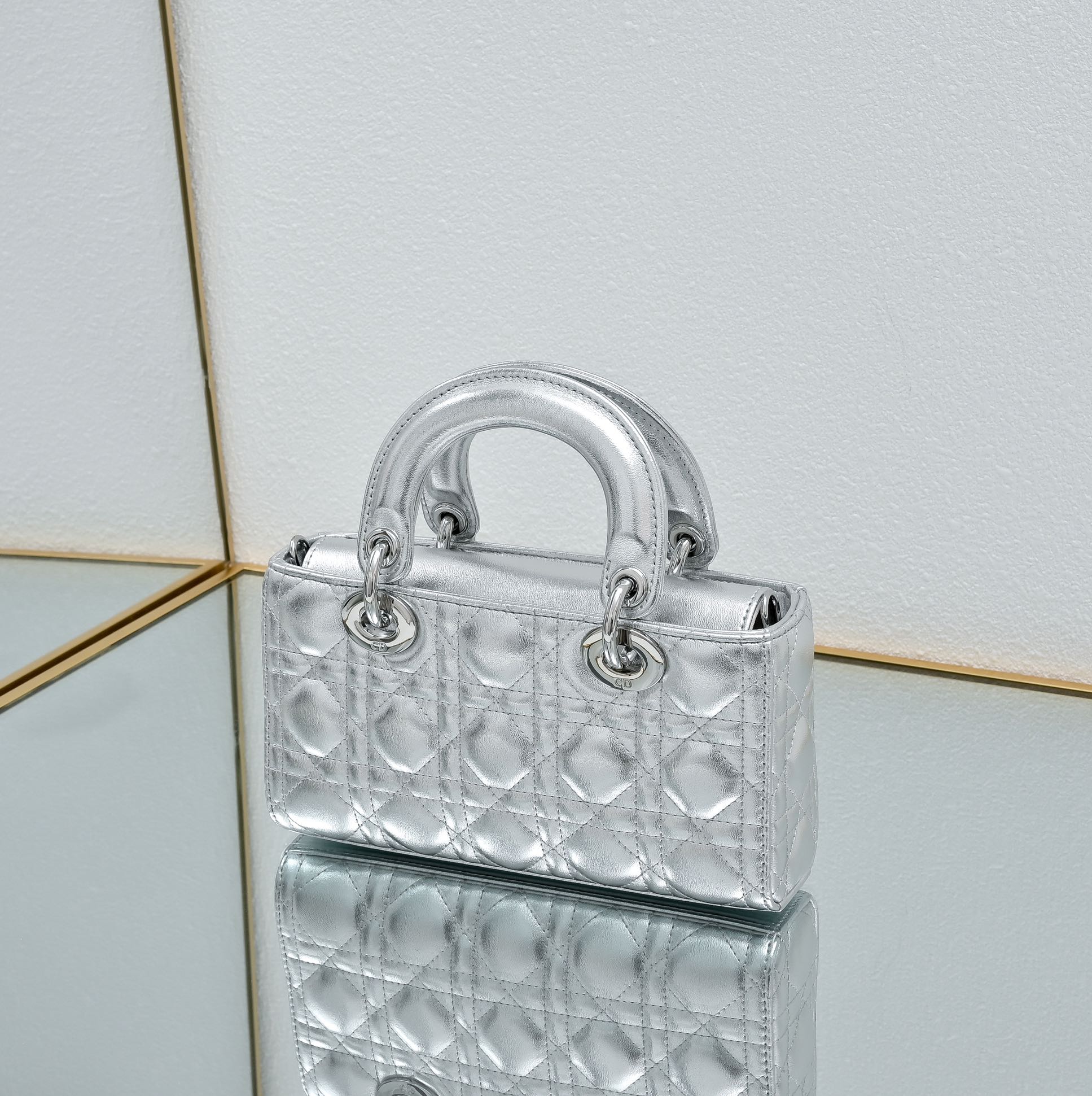 配礼盒🎁包装新品 Lady D-Joy 横版 腋下戴妃包 秀智同款 作为DIOR的标志之作，Lady D