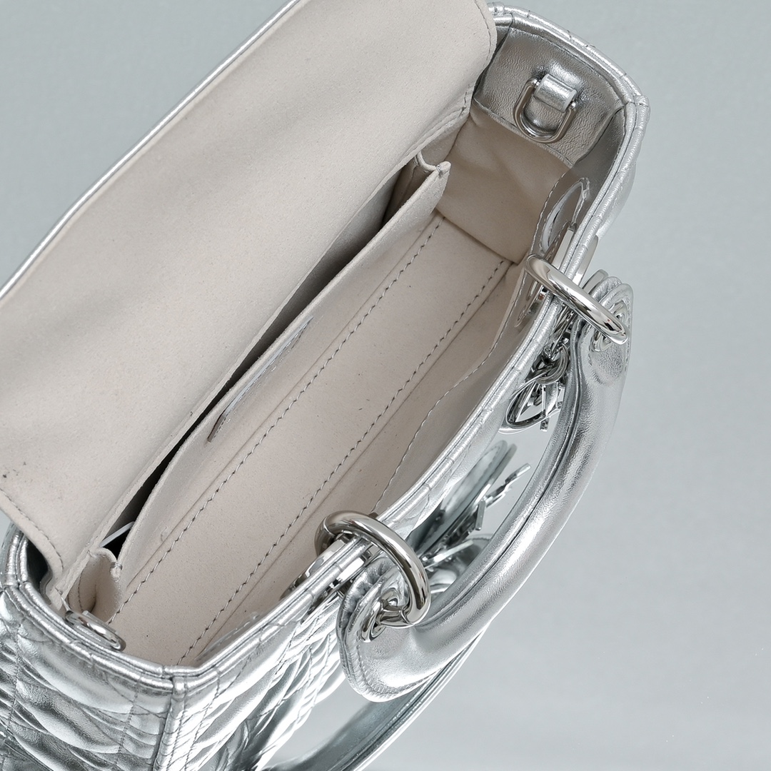 配礼盒🎁包装新品 Lady D-Joy 横版 腋下戴妃包 秀智同款 作为DIOR的标志之作，Lady D