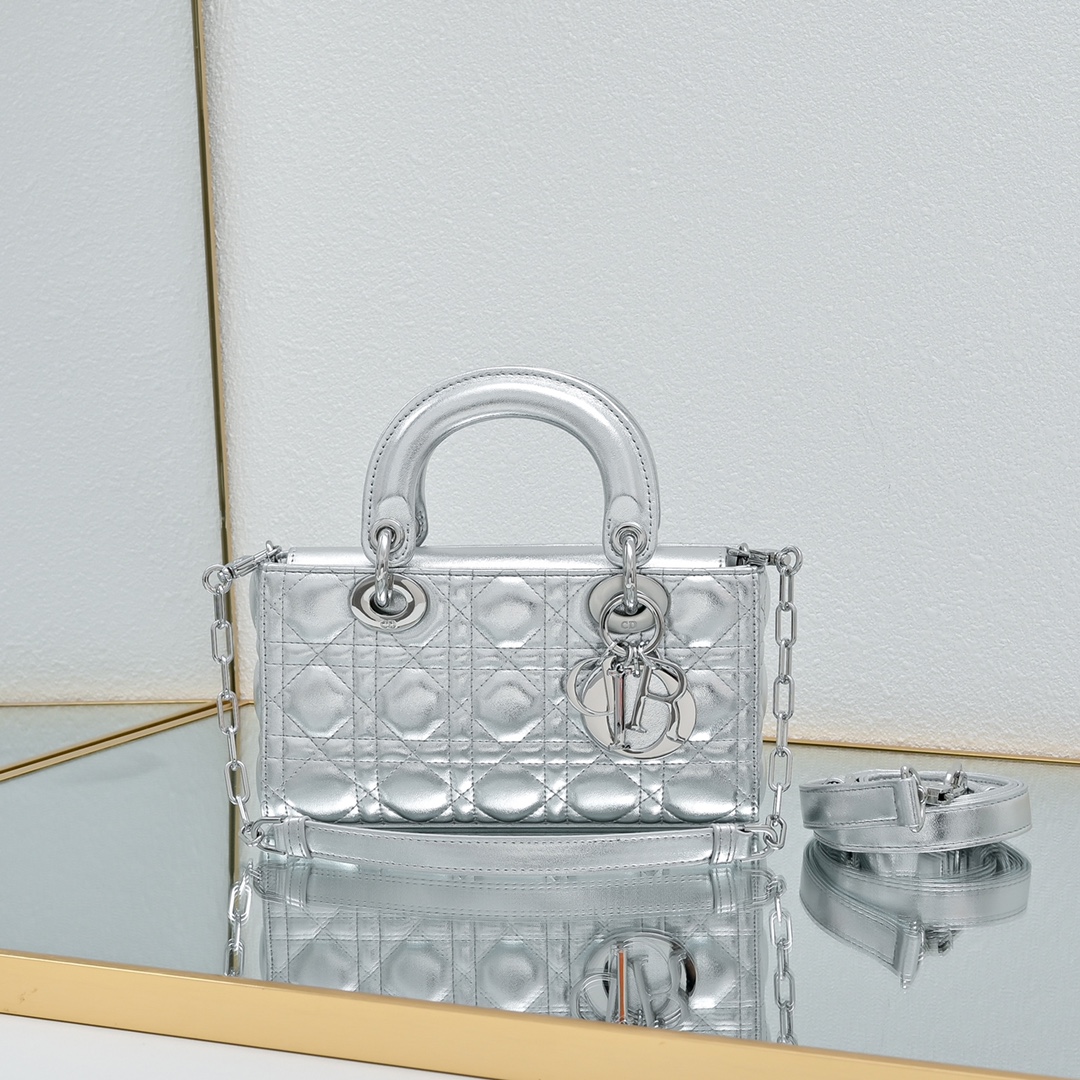 配礼盒🎁包装新品 Lady D-Joy 横版 腋下戴妃包 秀智同款 作为DIOR的标志之作，Lady D