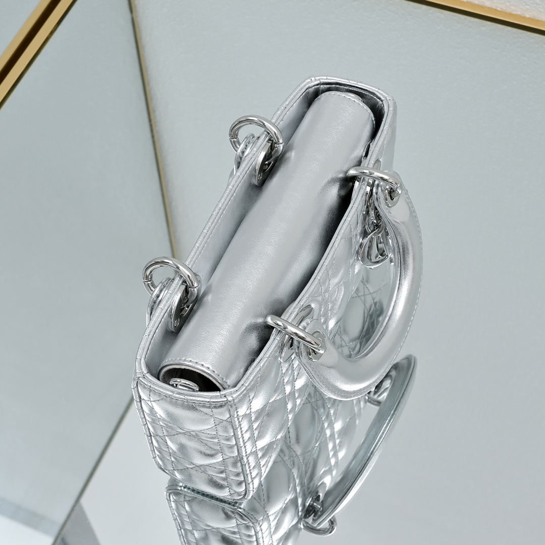 配礼盒🎁包装新品 Lady D-Joy 横版 腋下戴妃包 秀智同款 作为DIOR的标志之作，Lady D