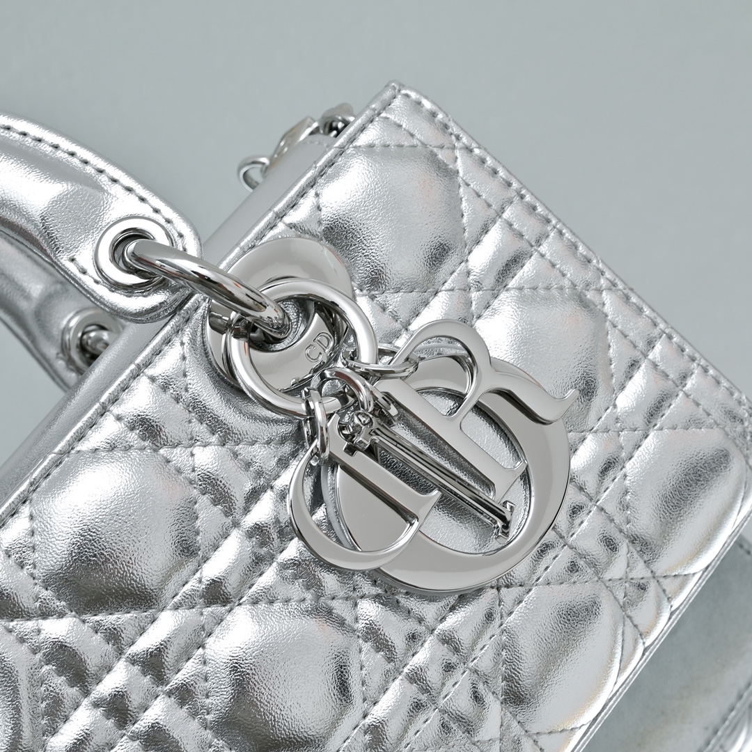 配礼盒🎁包装新品 Lady D-Joy 横版 腋下戴妃包 秀智同款 作为DIOR的标志之作，Lady D