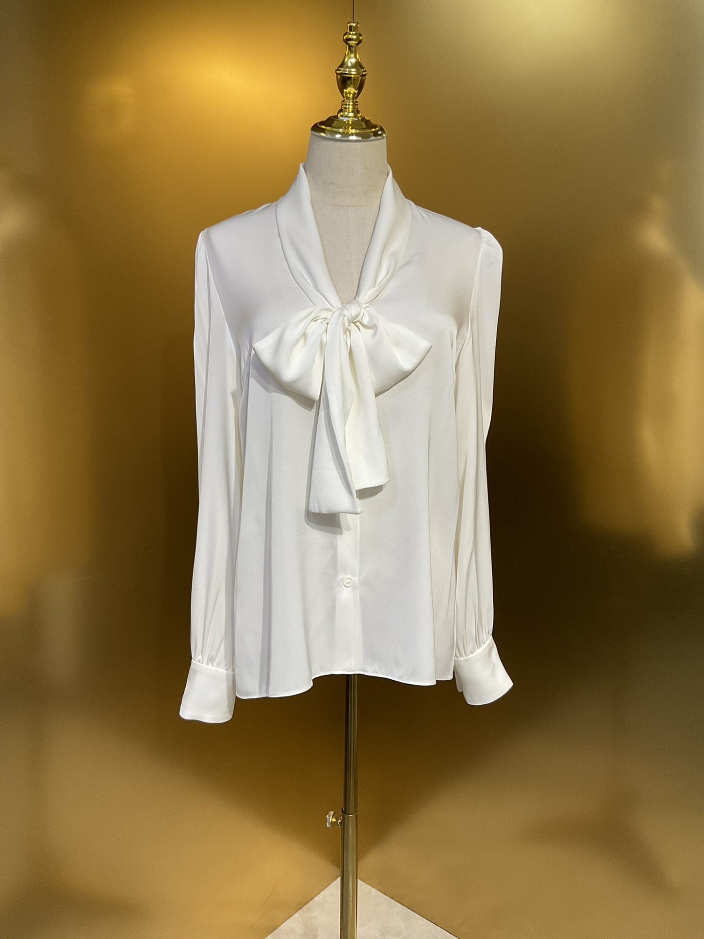 NO:817049,DG new white 19 Mumi double Joe silk long-sleeved ribbon shirt smlxlxxl 6243, Dolce & Gabbana-clothing, Dolce&Gabbana, shirts, real silk,19860909DG新款 白色19姆米双乔真丝长袖飘带衬衫 smlxlxxl 6243款,杜嘉班纳-服装,Dolce&Gabbana,shirts,real silk,,Women's clothing