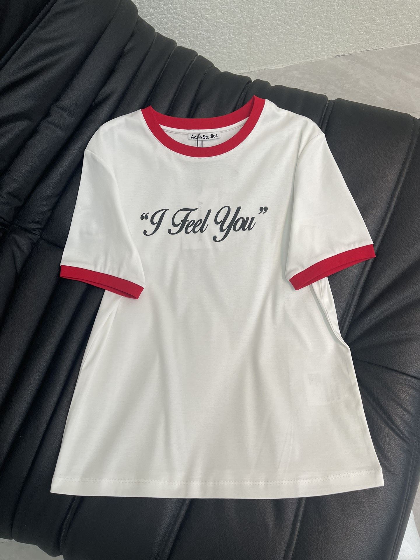 NO:738532,Acne*26 new spring and summer short-sleeved T-shirt with contrasting letter print. Made of high-count mercerized cotton fabric, classic round neck with burgundy contrast edging, retro and energetic; eye-catching floral letter printing on the front, gentle brushwork, with French romantic sentiment; loose straight version, neat and not procrastinating, taking into account both leisure and sophistication. SML A,,acne studios,T-shirt,tees,t-shirt,19860909Acne*26春夏新款撞色字母印花短袖T恤.采用高支丝光棉面料,经典圆领搭配酒红撞色包边,复古又显元气；正面醒目花体字母印花,笔触温柔,自带法式浪漫情调；宽松直筒版型,利落不拖沓,兼顾休闲与精致感.SML A,,acne studios,T-shirt,tees，t-shirt,,Women's clothing