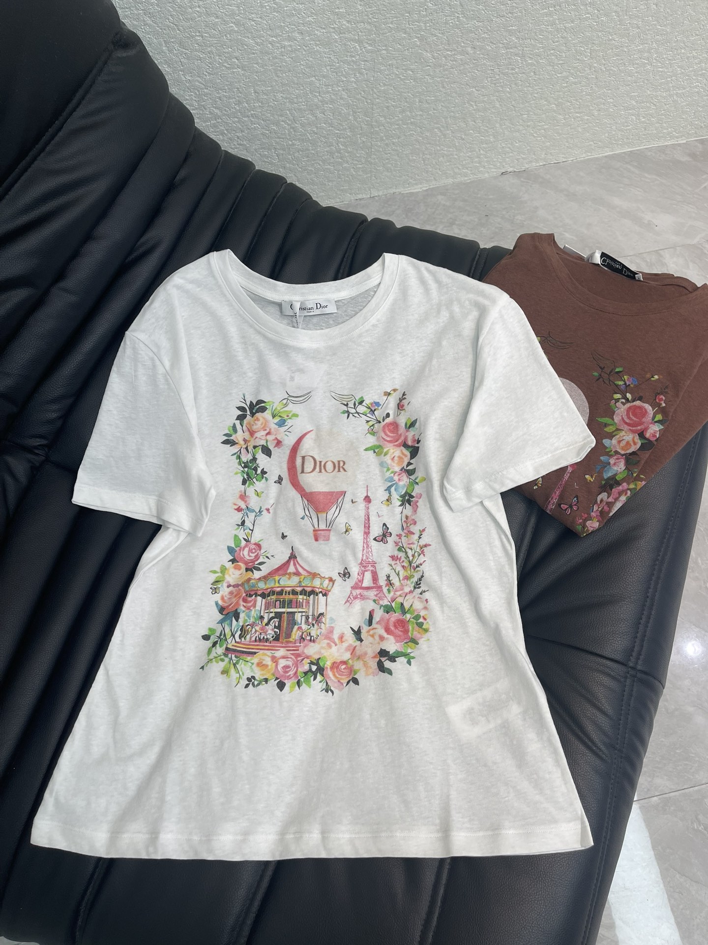 NO:735958,Dio*26 new spring and summer hot air balloon tower floral letter short-sleeved T-shirt. Pure cotton fabric. High-density fashionable sports style. Every daily wear. Playful and age-reducing design elements full of vitality. High quality. Sizes SML, dior, T-shirt, tees, t-shirt,19860909Dio*26春夏新款热气球铁塔花卉字母短袖T恤 纯棉面料 高密度时髦运动风 每个日常的穿搭 俏皮减龄充满元气的设计元素 高品质 尺码SML,,dior,T-shirt,tees，t-shirt,,Women's clothing