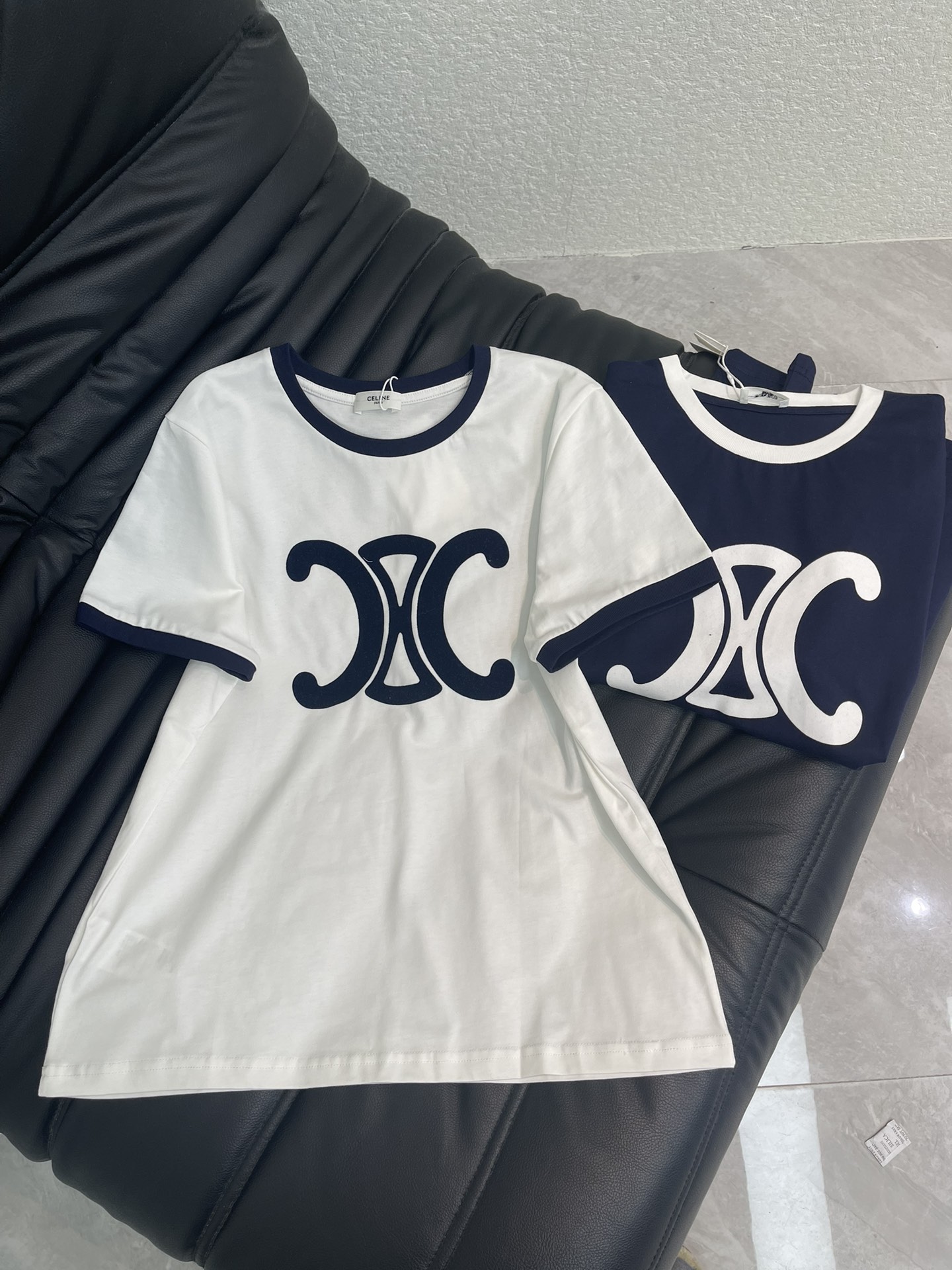 NO:734620,Celin*26 new Arc de Triomphe flocked logo short-sleeved T-shirt. The exquisite version makes the upper body slimmer!  Arc de Triomphe logo printing flocking process, low-key luxury!  Fashionable must-have items to unlock all outfits!  Look for our quality!  The classic items are fashionable and high-end, and the classic styles are versatile and easy to match!  SML,,celine,T-shirt,tees,t-shirt,19860909Celin*26新品凯旋门植绒logo短袖T恤 精致版型上身巨显瘦！ 凯旋门logo印花植绒工艺 低调奢华！ 时髦精必备单品解锁所有穿搭！ 认准我家品质！经典单品时髦又高级 经典版型百搭不挑人！ SML,,celine,T-shirt,tees，t-shirt,,Women's clothing