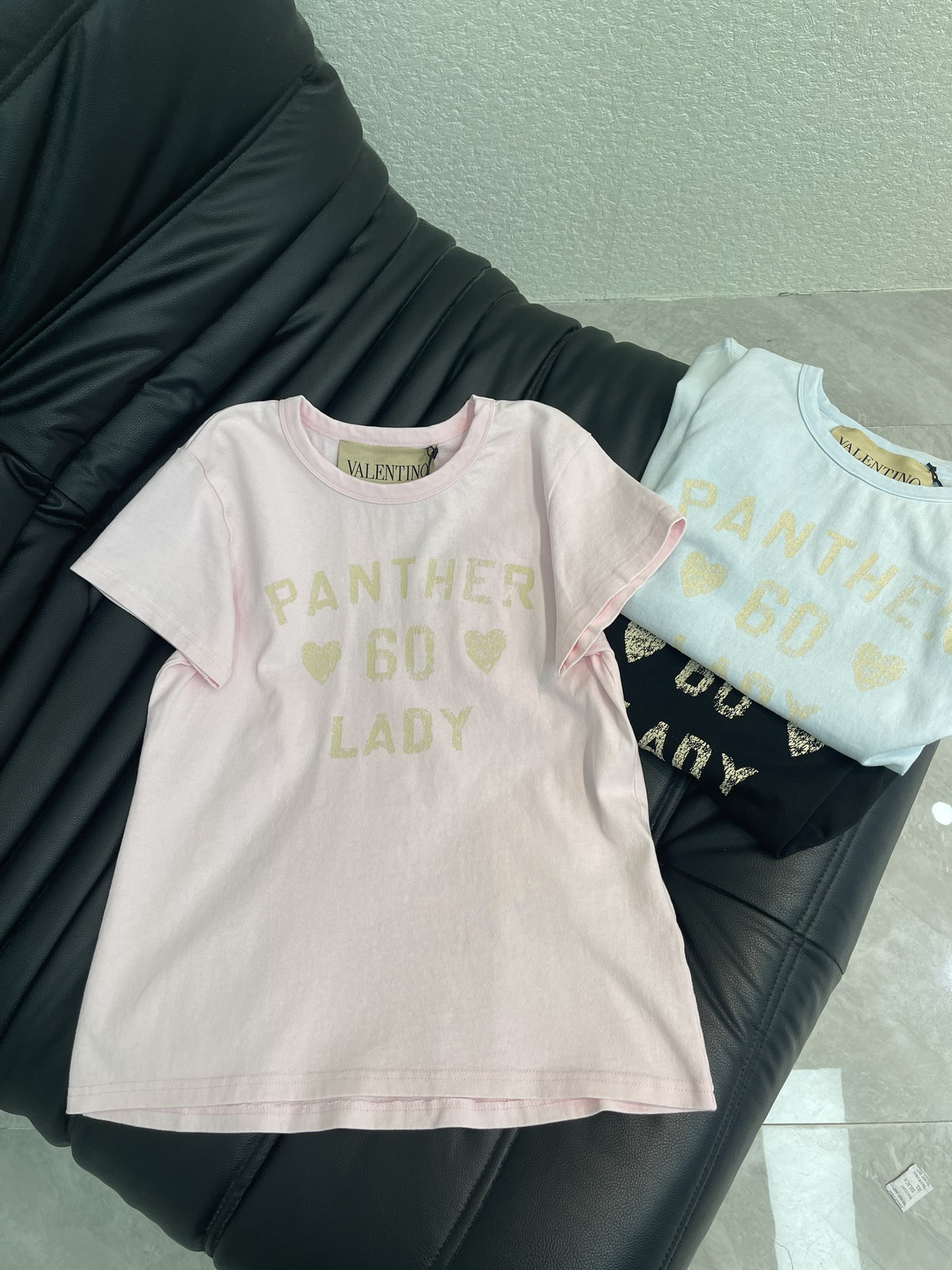 NO:734642,Valentin*26 new spring and summer Panther Lady short-sleeved T-shirt, made of pure cotton, soft and comfortable, perfect for summer!  'Panther 60 Lady' lettering + heart-shaped pattern on the front, retro and fashionable. Round neck, slim fit, simple design, versatile to wear alone or inside, easily matched with jeans, short skirts, etc., suitable for daily casual or light luxury occasions!  Full of high-end fashion, suitable for sisters who pursue quality ~ SML, valentino, skirts, jeans, T-shirt, tees, t-shirt,19860909Valentin*26春夏新款Panther Lady短袖T恤,纯棉材质,柔软舒适,夏天穿超合适！正面“Panther 60 Lady”字母+心形图案,复古又时髦.圆领修身版型,简约设计,单穿或内搭都很百搭,轻松搭配牛仔裤、短裙等,日常休闲或轻奢场合都能hold住！高端时尚感满满,适合追求品质的姐妹们～SML,,valentino,skirts,jeans,T-shirt,tees，t-shirt,,Women's clothing