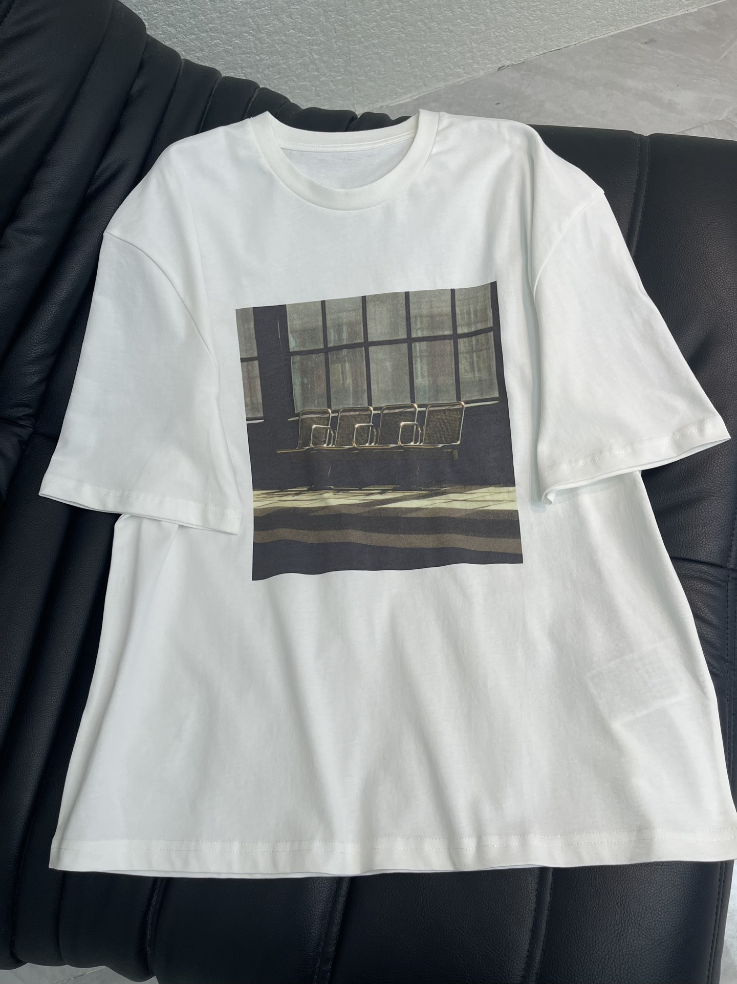 NO:735921,JIL SANDE*26 new spring and summer artistically printed loose short-sleeved T-shirt. Classic round neck + dropped shoulders, loose version, with a lazy atmosphere; front artistic printing, a light and shadow palm, a retro window view, full of visual tension, loose shoulder cut, modified shoulder and neck lines. Full of niche design, wear art on the body. SML A,, jil sander, T-shirt, tees, t-shirt,19860909JIL SANDE*26春夏新品艺术感印花宽松短袖T恤.经典圆领+落肩宽松版型,自带慵懒氛围感；正面艺术感印花,一款光影手掌、一款复古窗景,视觉张力十足,宽松落肩剪裁,修饰肩颈线条.小众设计感拉满,把艺术穿在身上.SML A,,jil sander,T-shirt,tees，t-shirt,,Women's clothing