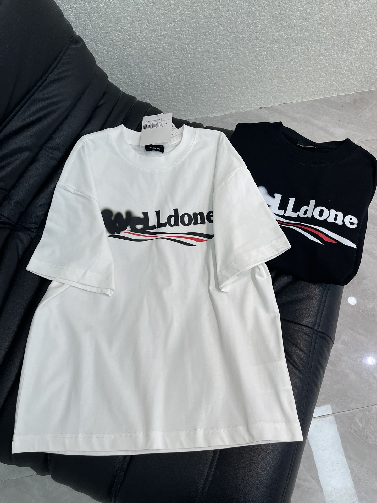 NO:736316,We11don*26 new atomized letter printed short-sleeved T-shirt. High-weight pure cotton fabric, comfortable and breathable. Printed logo, atomized effect pattern, printing technology. Whether it is daily wear or casual occasions, it can be easily controlled and show individual charm. Loose fit, same style for men and women!  S-XL,,T-shirt,tees,t-shirt,19860909We11don*26新款雾化字母印花短袖T恤.高克重纯棉面料,舒适透气.印花logo标识,雾化效果图案,印花工艺.无论是日常穿搭还是休闲场合,都能轻松驾驭,展现个性魅力.宽松版型,男女同款！S-XL,,T-shirt,tees，t-shirt,,Women's clothing