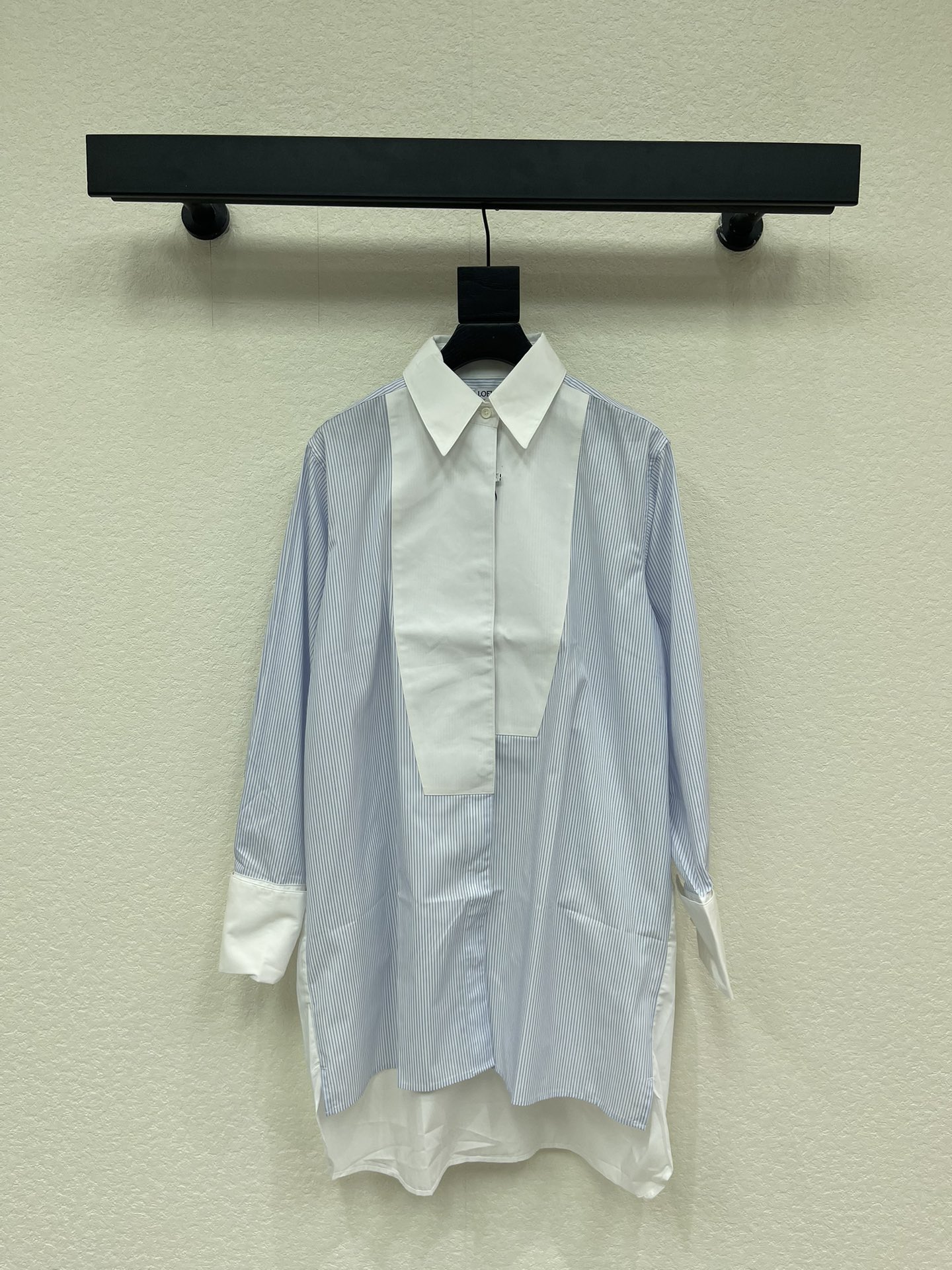 NO:736799,LOEW*26 new solid color spliced striped long loose long-sleeved shirt. It has a contrasting asymmetrical bib and French cuffs. It has a clean and refreshing feel and is very white. It is designed with blue and white spliced stripes and is made of 80 high-count double-ply yarn long-staple cotton.  , delicate and smooth, with a skinny texture, very stylish and loose fit, short front and long back design, refreshing color, very fashionable and refined style when worn, unique taste without going off the rails, this color-blocked shirt is very suitable for wearing with the blue sky and white clouds  SML,,loewe,shirts,19860909LOEW*26新款纯色拼接条纹长款宽松长袖衬衫.带有对比色不对称围兜和法式袖口,自带干净的清爽感,而且很显白,蓝白拼接条纹设计,配上80高支双股纱长绒棉,细腻柔滑,有骨感,非常出造型感宽松的版型,前短后长的设计,清爽的颜色,穿上身就很有时髦精的范儿品味du特又不跑偏,这款拼色衬衫很适合穿出去和蓝天白云颦美 SML,,loewe,shirts,,Women's clothing