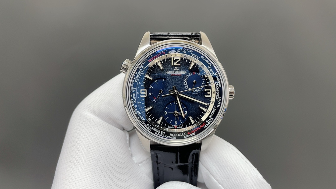 TW🌐 Jaeger-LeCoultre 积家 北宸系列 Geographic WT“全球限量版250只”地理学家世界时腕表采用蓝黑渐变色与全黑色表盘 腕表的凸缘显示全球24个时区 成为行动派男士旅行期间的可靠搭档 佩戴者可透过10时位置的表冠设定 尺寸42mm表壳 316L钢壳 搭配拱蓝宝石“锅盖”镜面 采用亚洲机芯复刻版:936A/1自动上链 技术无与伦比 城市名部分以乳白色为基底 2时位置的日历显示 6时位置的第二时区显示和10时位置的动力储存显示副表盘饰以太阳放射状饰纹 进口牛皮 原装折叠扣🌐
