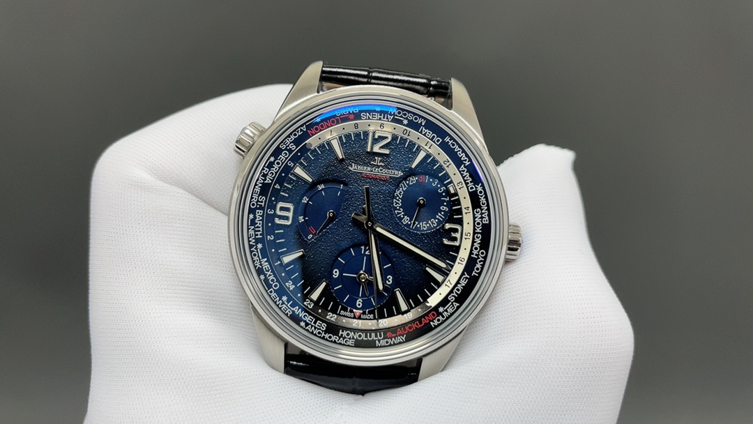 TW🌐 Jaeger-LeCoultre 积家 北宸系列 Geographic WT“全球限量版250只”地理学家世界时腕表采用蓝黑渐变色与全黑色表盘 腕表的凸缘显示全球24个时区 成为行动派男士旅行期间的可靠搭档 佩戴者可透过10时位置的表冠设定 尺寸42mm表壳 316L钢壳 搭配拱蓝宝石“锅盖”镜面 采用亚洲机芯复刻版:936A/1自动上链 技术无与伦比 城市名部分以乳白色为基底 2时位置的日历显示 6时位置的第二时区显示和10时位置的动力储存显示副表盘饰以太阳放射状饰纹 进口牛皮 原装折叠扣🌐