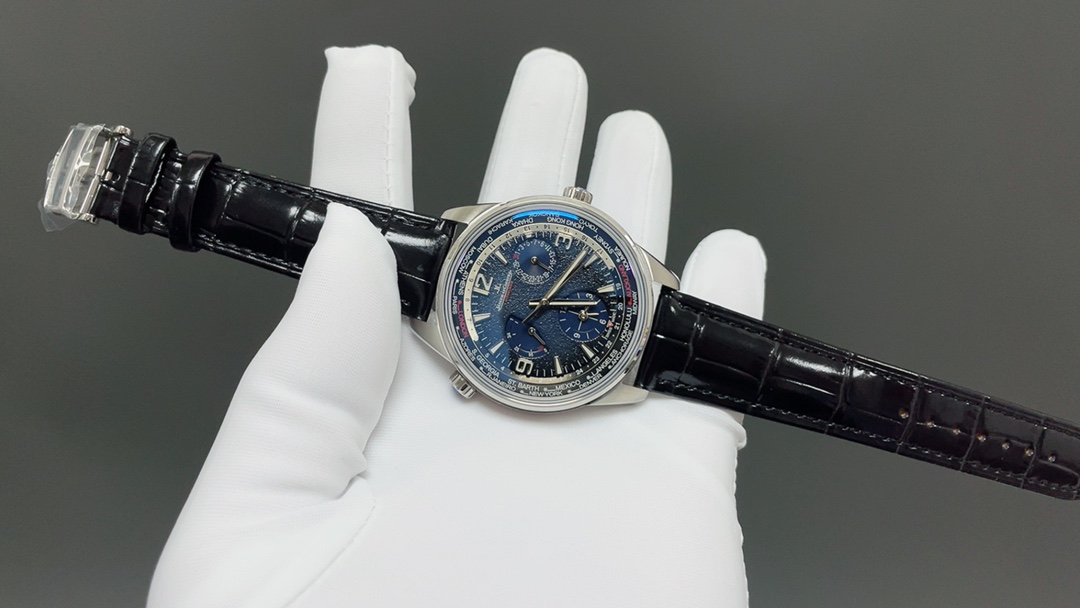 TW🌐 Jaeger-LeCoultre 积家 北宸系列 Geographic WT“全球限量版250只”地理学家世界时腕表采用蓝黑渐变色与全黑色表盘 腕表的凸缘显示全球24个时区 成为行动派男士旅行期间的可靠搭档 佩戴者可透过10时位置的表冠设定 尺寸42mm表壳 316L钢壳 搭配拱蓝宝石“锅盖”镜面 采用亚洲机芯复刻版:936A/1自动上链 技术无与伦比 城市名部分以乳白色为基底 2时位置的日历显示 6时位置的第二时区显示和10时位置的动力储存显示副表盘饰以太阳放射状饰纹 进口牛皮 原装折叠扣🌐