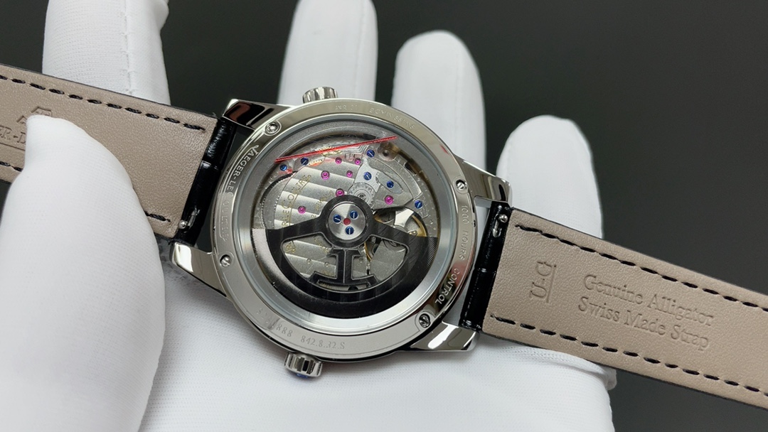 TW🌐 Jaeger-LeCoultre 积家 北宸系列 Geographic WT“全球限量版250只”地理学家世界时腕表采用蓝黑渐变色与全黑色表盘 腕表的凸缘显示全球24个时区 成为行动派男士旅行期间的可靠搭档 佩戴者可透过10时位置的表冠设定 尺寸42mm表壳 316L钢壳 搭配拱蓝宝石“锅盖”镜面 采用亚洲机芯复刻版:936A/1自动上链 技术无与伦比 城市名部分以乳白色为基底 2时位置的日历显示 6时位置的第二时区显示和10时位置的动力储存显示副表盘饰以太阳放射状饰纹 进口牛皮 原装折叠扣🌐