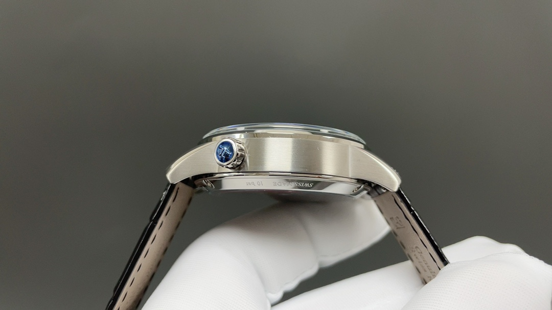 TW🌐 Jaeger-LeCoultre 积家 北宸系列 Geographic WT“全球限量版250只”地理学家世界时腕表采用蓝黑渐变色与全黑色表盘 腕表的凸缘显示全球24个时区 成为行动派男士旅行期间的可靠搭档 佩戴者可透过10时位置的表冠设定 尺寸42mm表壳 316L钢壳 搭配拱蓝宝石“锅盖”镜面 采用亚洲机芯复刻版:936A/1自动上链 技术无与伦比 城市名部分以乳白色为基底 2时位置的日历显示 6时位置的第二时区显示和10时位置的动力储存显示副表盘饰以太阳放射状饰纹 进口牛皮 原装折叠扣🌐