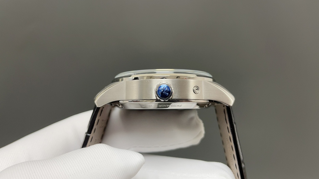 TW🌐 Jaeger-LeCoultre 积家 北宸系列 Geographic WT“全球限量版250只”地理学家世界时腕表采用蓝黑渐变色与全黑色表盘 腕表的凸缘显示全球24个时区 成为行动派男士旅行期间的可靠搭档 佩戴者可透过10时位置的表冠设定 尺寸42mm表壳 316L钢壳 搭配拱蓝宝石“锅盖”镜面 采用亚洲机芯复刻版：936A/1自动上链 技术无与伦比 城市名部分以乳白色为基底 2时位置的日历显示 6时位置的第二时区显示和10时位置的动力储存显示副表盘饰以太阳放射状饰纹 进口牛皮 原装折叠扣🌐