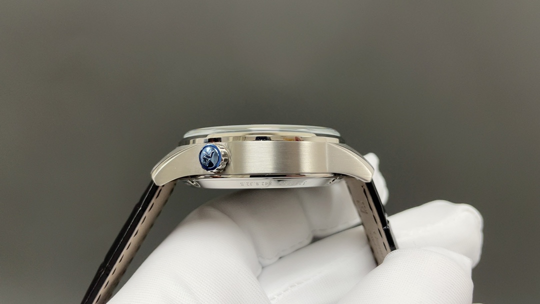 TW🌐 Jaeger-LeCoultre 积家 北宸系列 Geographic WT“全球限量版250只”地理学家世界时腕表采用蓝黑渐变色与全黑色表盘 腕表的凸缘显示全球24个时区 成为行动派男士旅行期间的可靠搭档 佩戴者可透过10时位置的表冠设定 尺寸42mm表壳 316L钢壳 搭配拱蓝宝石“锅盖”镜面 采用亚洲机芯复刻版：936A/1自动上链 技术无与伦比 城市名部分以乳白色为基底 2时位置的日历显示 6时位置的第二时区显示和10时位置的动力储存显示副表盘饰以太阳放射状饰纹 进口牛皮 原装折叠扣🌐