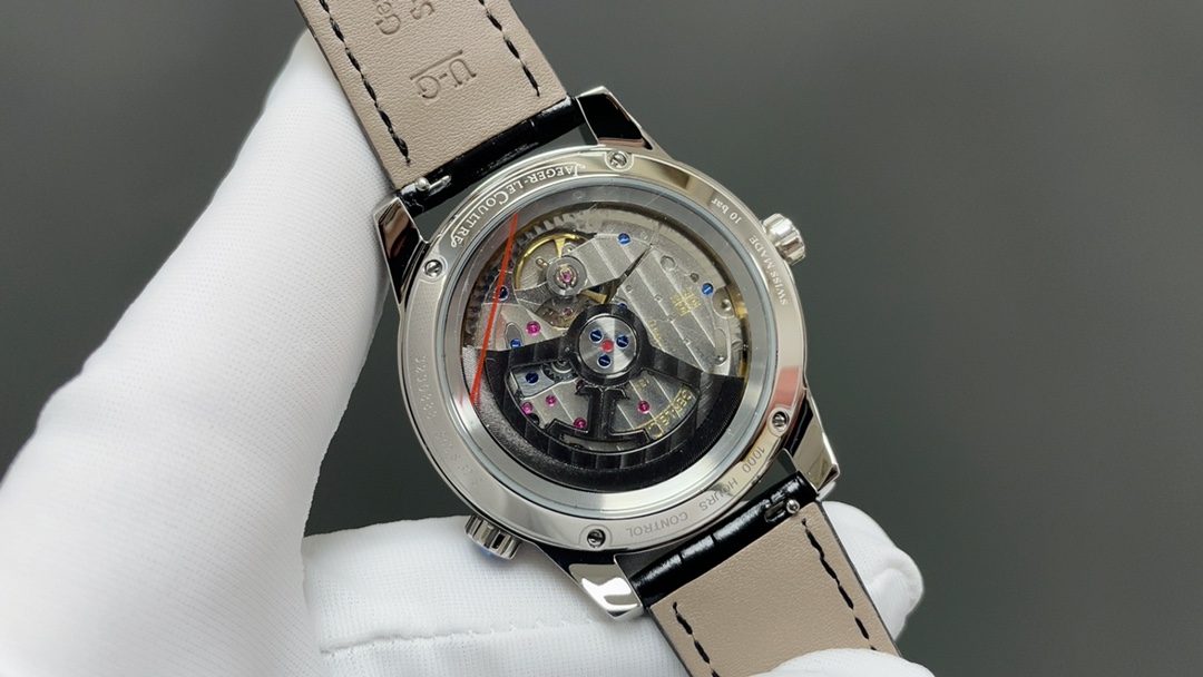 TW🌐 Jaeger-LeCoultre 积家 北宸系列 Geographic WT“全球限量版250只”地理学家世界时腕表采用蓝黑渐变色与全黑色表盘 腕表的凸缘显示全球24个时区 成为行动派男士旅行期间的可靠搭档 佩戴者可透过10时位置的表冠设定 尺寸42mm表壳 316L钢壳 搭配拱蓝宝石“锅盖”镜面 采用亚洲机芯复刻版：936A/1自动上链 技术无与伦比 城市名部分以乳白色为基底 2时位置的日历显示 6时位置的第二时区显示和10时位置的动力储存显示副表盘饰以太阳放射状饰纹 进口牛皮 原装折叠扣🌐