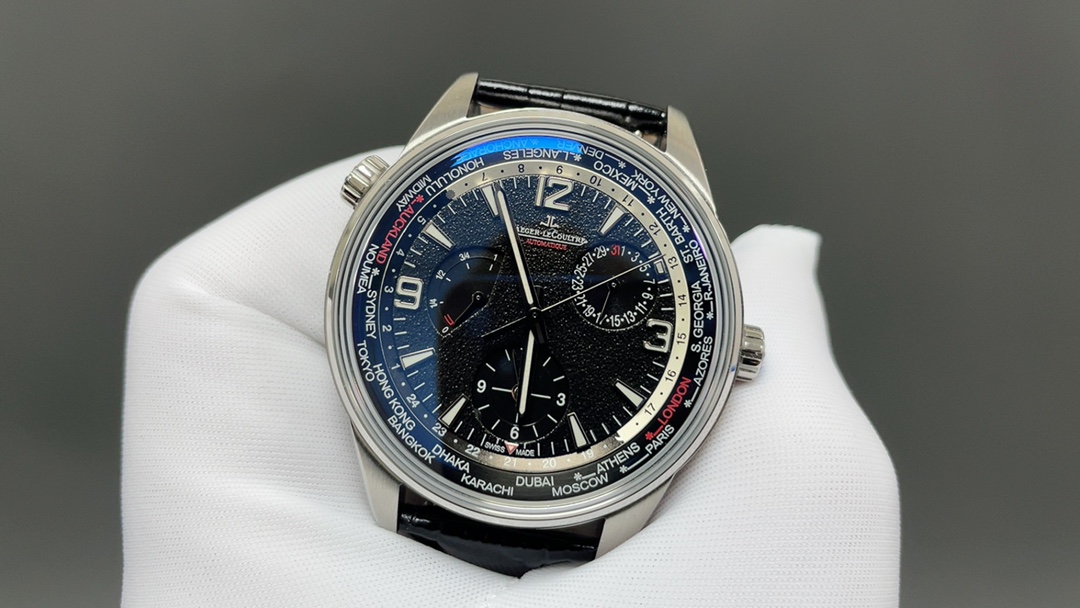 TW🌐 Jaeger-LeCoultre 积家 北宸系列 Geographic WT“全球限量版250只”地理学家世界时腕表采用蓝黑渐变色与全黑色表盘 腕表的凸缘显示全球24个时区 成为行动派男士旅行期间的可靠搭档 佩戴者可透过10时位置的表冠设定 尺寸42mm表壳 316L钢壳 搭配拱蓝宝石“锅盖”镜面 采用亚洲机芯复刻版：936A/1自动上链 技术无与伦比 城市名部分以乳白色为基底 2时位置的日历显示 6时位置的第二时区显示和10时位置的动力储存显示副表盘饰以太阳放射状饰纹 进口牛皮 原装折叠扣🌐