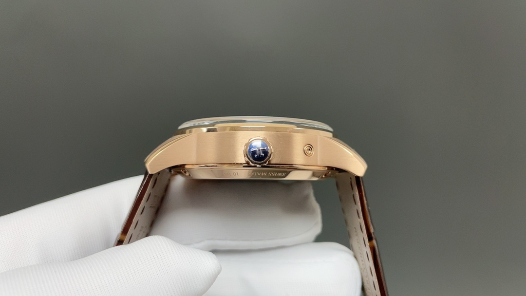 TW🌐 Jaeger-LeCoultre 积家 北宸系列 Geographic WT“全球限量版250只”地理学家世界时腕表采用蓝黑渐变色与全黑色表盘 腕表的凸缘显示全球24个时区 成为行动派男士旅行期间的可靠搭档 佩戴者可透过10时位置的表冠设定 尺寸42mm表壳 316L钢壳 搭配拱蓝宝石“锅盖”镜面 采用亚洲机芯复刻版：936A/1自动上链 技术无与伦比 城市名部分以乳白色为基底 2时位置的日历显示 6时位置的第二时区显示和10时位置的动力储存显示副表盘饰以太阳放射状饰纹 进口牛皮 原装折叠扣🌐