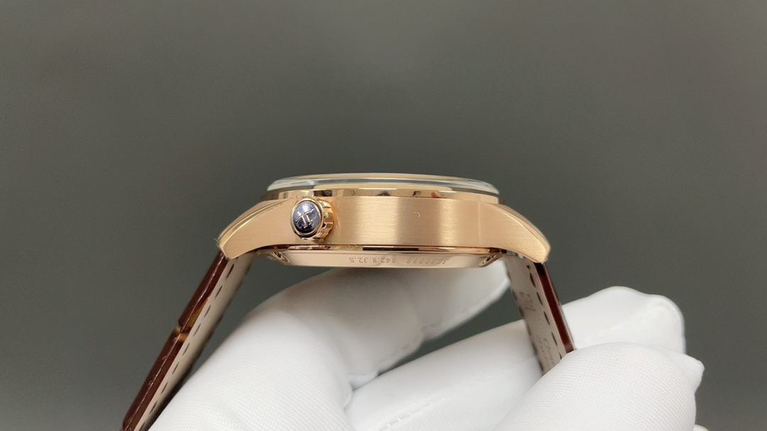 TW🌐 Jaeger-LeCoultre 积家 北宸系列 Geographic WT“全球限量版250只”地理学家世界时腕表采用蓝黑渐变色与全黑色表盘 腕表的凸缘显示全球24个时区 成为行动派男士旅行期间的可靠搭档 佩戴者可透过10时位置的表冠设定 尺寸42mm表壳 316L钢壳 搭配拱蓝宝石“锅盖”镜面 采用亚洲机芯复刻版：936A/1自动上链 技术无与伦比 城市名部分以乳白色为基底 2时位置的日历显示 6时位置的第二时区显示和10时位置的动力储存显示副表盘饰以太阳放射状饰纹 进口牛皮 原装折叠扣🌐