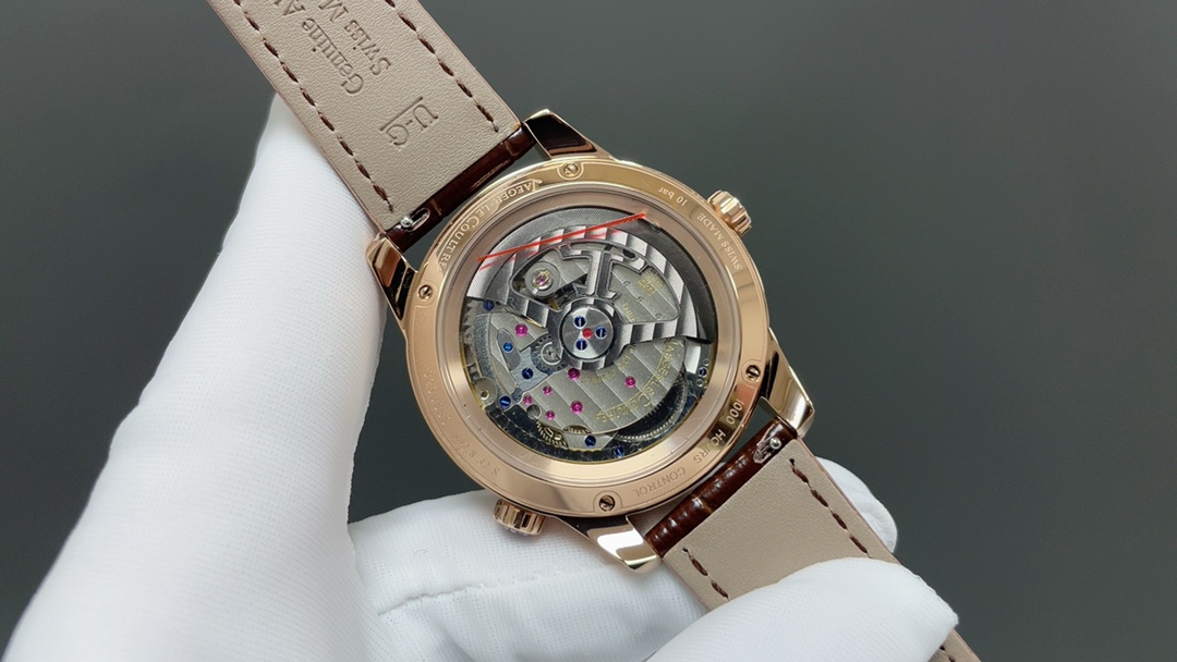 TW🌐 Jaeger-LeCoultre 积家 北宸系列 Geographic WT“全球限量版250只”地理学家世界时腕表采用蓝黑渐变色与全黑色表盘 腕表的凸缘显示全球24个时区 成为行动派男士旅行期间的可靠搭档 佩戴者可透过10时位置的表冠设定 尺寸42mm表壳 316L钢壳 搭配拱蓝宝石“锅盖”镜面 采用亚洲机芯复刻版：936A/1自动上链 技术无与伦比 城市名部分以乳白色为基底 2时位置的日历显示 6时位置的第二时区显示和10时位置的动力储存显示副表盘饰以太阳放射状饰纹 进口牛皮 原装折叠扣🌐