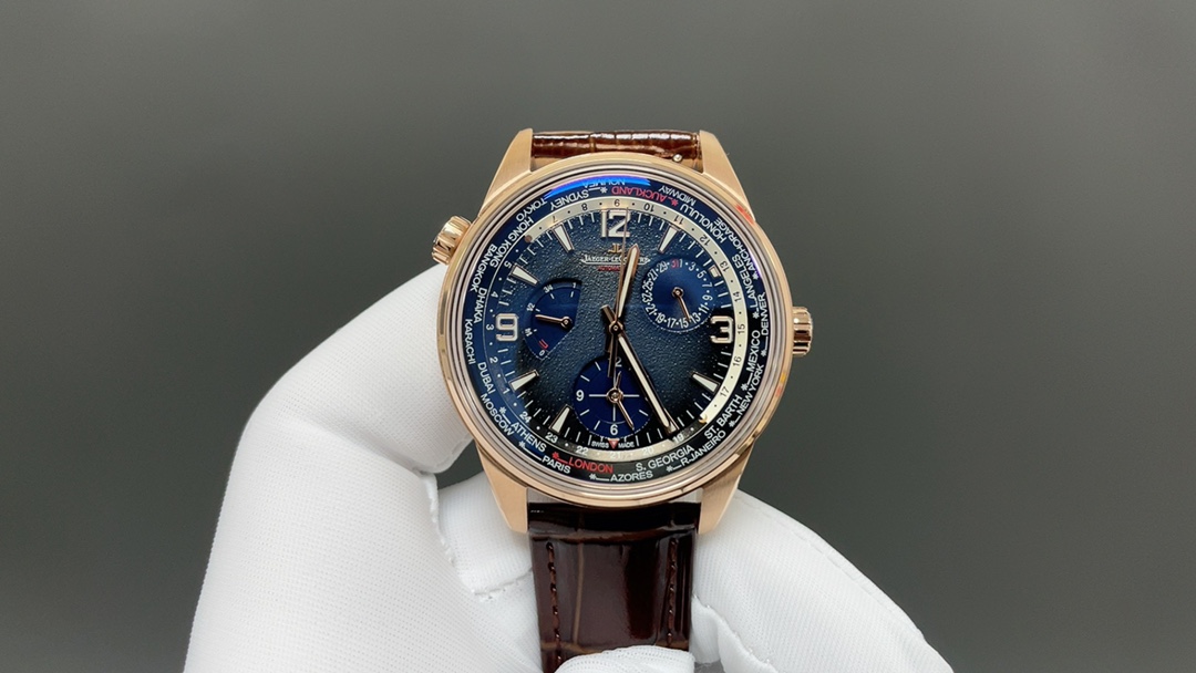 TW🌐 Jaeger-LeCoultre 积家 北宸系列 Geographic WT“全球限量版250只”地理学家世界时腕表采用蓝黑渐变色与全黑色表盘 腕表的凸缘显示全球24个时区 成为行动派男士旅行期间的可靠搭档 佩戴者可透过10时位置的表冠设定 尺寸42mm表壳 316L钢壳 搭配拱蓝宝石“锅盖”镜面 采用亚洲机芯复刻版:936A/1自动上链 技术无与伦比 城市名部分以乳白色为基底 2时位置的日历显示 6时位置的第二时区显示和10时位置的动力储存显示副表盘饰以太阳放射状饰纹 进口牛皮 原装折叠扣🌐