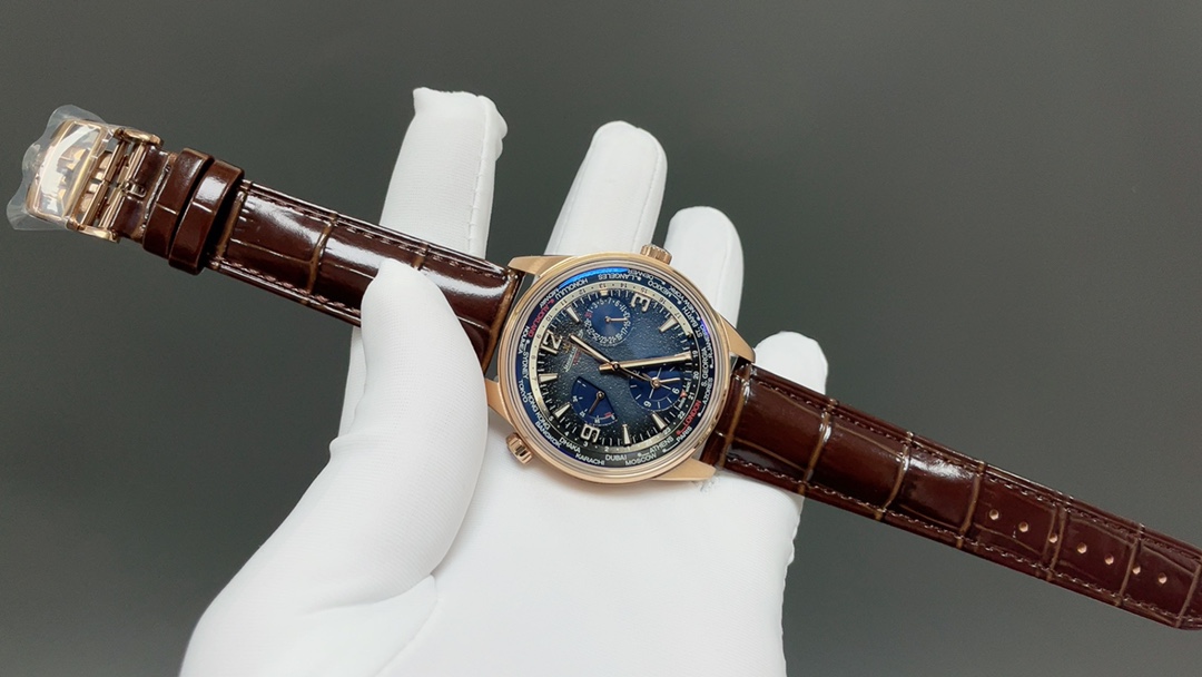 TW🌐 Jaeger-LeCoultre 积家 北宸系列 Geographic WT“全球限量版250只”地理学家世界时腕表采用蓝黑渐变色与全黑色表盘 腕表的凸缘显示全球24个时区 成为行动派男士旅行期间的可靠搭档 佩戴者可透过10时位置的表冠设定 尺寸42mm表壳 316L钢壳 搭配拱蓝宝石“锅盖”镜面 采用亚洲机芯复刻版：936A/1自动上链 技术无与伦比 城市名部分以乳白色为基底 2时位置的日历显示 6时位置的第二时区显示和10时位置的动力储存显示副表盘饰以太阳放射状饰纹 进口牛皮 原装折叠扣🌐