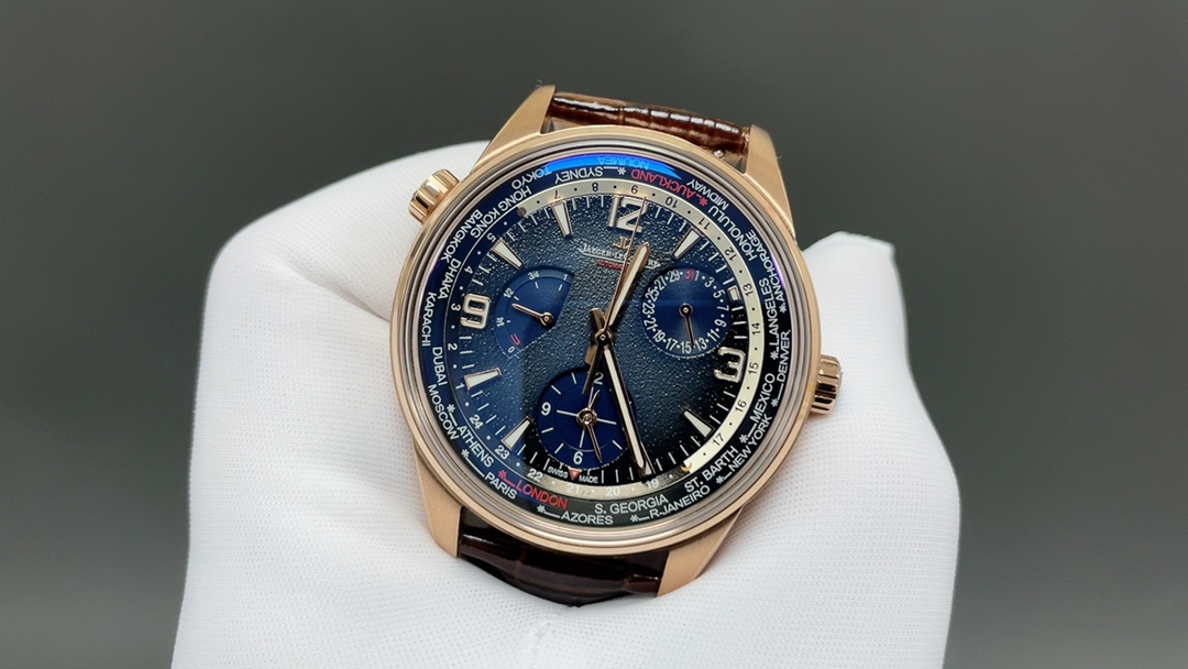 TW🌐 Jaeger-LeCoultre 积家 北宸系列 Geographic WT“全球限量版250只”地理学家世界时腕表采用蓝黑渐变色与全黑色表盘 腕表的凸缘显示全球24个时区 成为行动派男士旅行期间的可靠搭档 佩戴者可透过10时位置的表冠设定 尺寸42mm表壳 316L钢壳 搭配拱蓝宝石“锅盖”镜面 采用亚洲机芯复刻版：936A/1自动上链 技术无与伦比 城市名部分以乳白色为基底 2时位置的日历显示 6时位置的第二时区显示和10时位置的动力储存显示副表盘饰以太阳放射状饰纹 进口牛皮 原装折叠扣🌐