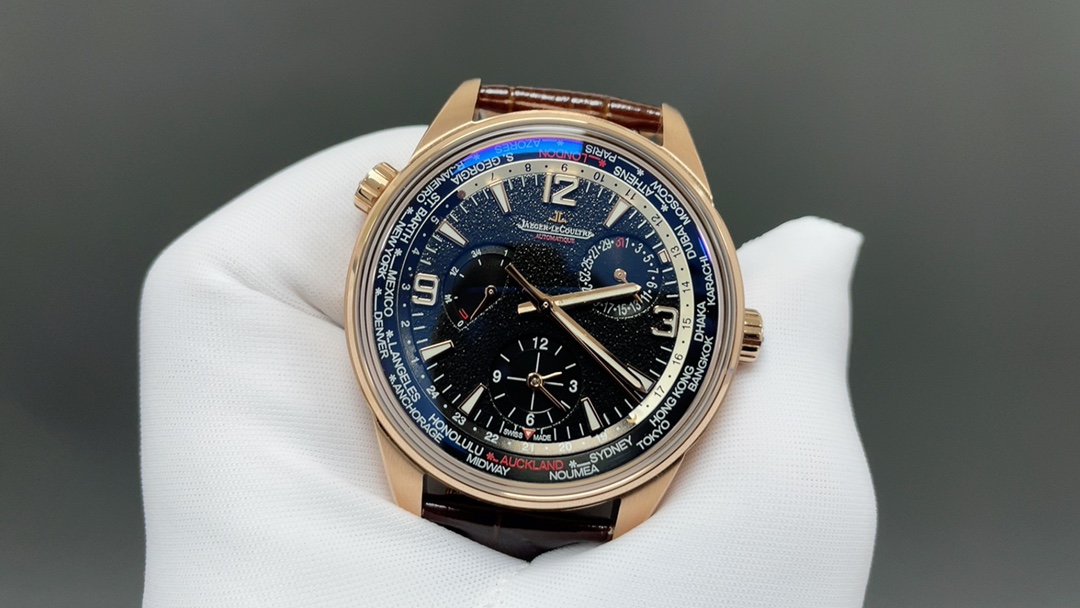 TW🌐 Jaeger-LeCoultre 积家 北宸系列 Geographic WT“全球限量版250只”地理学家世界时腕表采用蓝黑渐变色与全黑色表盘 腕表的凸缘显示全球24个时区 成为行动派男士旅行期间的可靠搭档 佩戴者可透过10时位置的表冠设定 尺寸42mm表壳 316L钢壳 搭配拱蓝宝石“锅盖”镜面 采用亚洲机芯复刻版:936A/1自动上链 技术无与伦比 城市名部分以乳白色为基底 2时位置的日历显示 6时位置的第二时区显示和10时位置的动力储存显示副表盘饰以太阳放射状饰纹 进口牛皮 原装折叠扣🌐