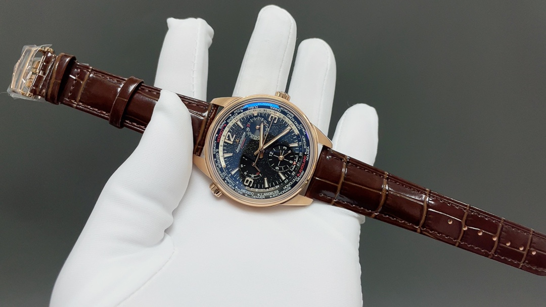 TW🌐 Jaeger-LeCoultre 积家 北宸系列 Geographic WT“全球限量版250只”地理学家世界时腕表采用蓝黑渐变色与全黑色表盘 腕表的凸缘显示全球24个时区 成为行动派男士旅行期间的可靠搭档 佩戴者可透过10时位置的表冠设定 尺寸42mm表壳 316L钢壳 搭配拱蓝宝石“锅盖”镜面 采用亚洲机芯复刻版:936A/1自动上链 技术无与伦比 城市名部分以乳白色为基底 2时位置的日历显示 6时位置的第二时区显示和10时位置的动力储存显示副表盘饰以太阳放射状饰纹 进口牛皮 原装折叠扣🌐
