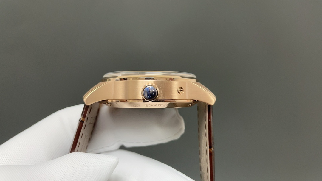 TW🌐 Jaeger-LeCoultre 积家 北宸系列 Geographic WT“全球限量版250只”地理学家世界时腕表采用蓝黑渐变色与全黑色表盘 腕表的凸缘显示全球24个时区 成为行动派男士旅行期间的可靠搭档 佩戴者可透过10时位置的表冠设定 尺寸42mm表壳 316L钢壳 搭配拱蓝宝石“锅盖”镜面 采用亚洲机芯复刻版:936A/1自动上链 技术无与伦比 城市名部分以乳白色为基底 2时位置的日历显示 6时位置的第二时区显示和10时位置的动力储存显示副表盘饰以太阳放射状饰纹 进口牛皮 原装折叠扣🌐