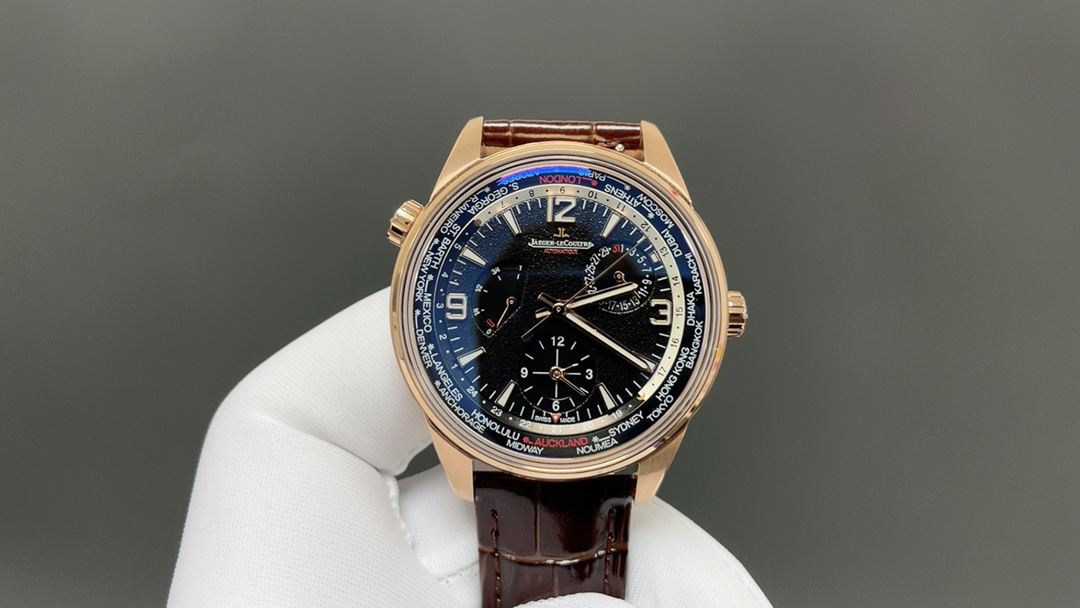 TW🌐 Jaeger-LeCoultre 积家 北宸系列 Geographic WT“全球限量版250只”地理学家世界时腕表采用蓝黑渐变色与全黑色表盘 腕表的凸缘显示全球24个时区 成为行动派男士旅行期间的可靠搭档 佩戴者可透过10时位置的表冠设定 尺寸42mm表壳 316L钢壳 搭配拱蓝宝石“锅盖”镜面 采用亚洲机芯复刻版:936A/1自动上链 技术无与伦比 城市名部分以乳白色为基底 2时位置的日历显示 6时位置的第二时区显示和10时位置的动力储存显示副表盘饰以太阳放射状饰纹 进口牛皮 原装折叠扣🌐