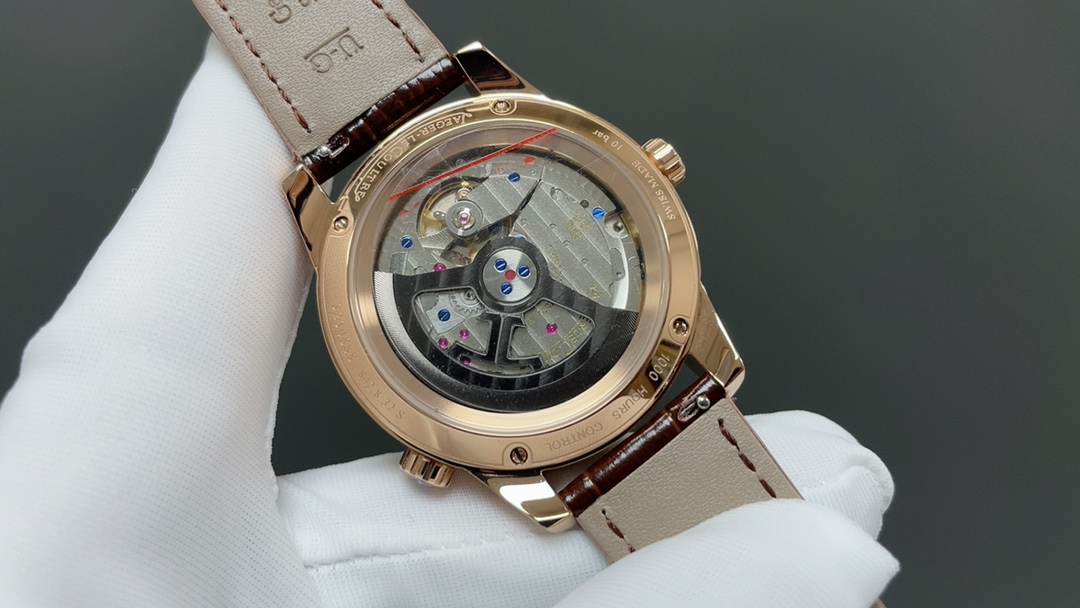 TW🌐 Jaeger-LeCoultre 积家 北宸系列 Geographic WT“全球限量版250只”地理学家世界时腕表采用蓝黑渐变色与全黑色表盘 腕表的凸缘显示全球24个时区 成为行动派男士旅行期间的可靠搭档 佩戴者可透过10时位置的表冠设定 尺寸42mm表壳 316L钢壳 搭配拱蓝宝石“锅盖”镜面 采用亚洲机芯复刻版:936A/1自动上链 技术无与伦比 城市名部分以乳白色为基底 2时位置的日历显示 6时位置的第二时区显示和10时位置的动力储存显示副表盘饰以太阳放射状饰纹 进口牛皮 原装折叠扣🌐