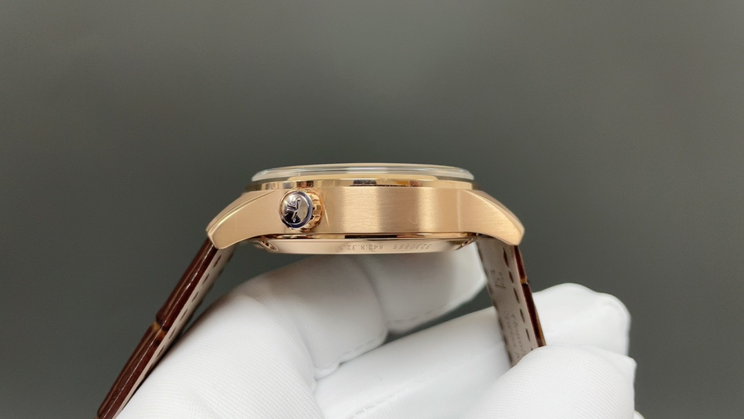 TW🌐 Jaeger-LeCoultre 积家 北宸系列 Geographic WT“全球限量版250只”地理学家世界时腕表采用蓝黑渐变色与全黑色表盘 腕表的凸缘显示全球24个时区 成为行动派男士旅行期间的可靠搭档 佩戴者可透过10时位置的表冠设定 尺寸42mm表壳 316L钢壳 搭配拱蓝宝石“锅盖”镜面 采用亚洲机芯复刻版:936A/1自动上链 技术无与伦比 城市名部分以乳白色为基底 2时位置的日历显示 6时位置的第二时区显示和10时位置的动力储存显示副表盘饰以太阳放射状饰纹 进口牛皮 原装折叠扣🌐