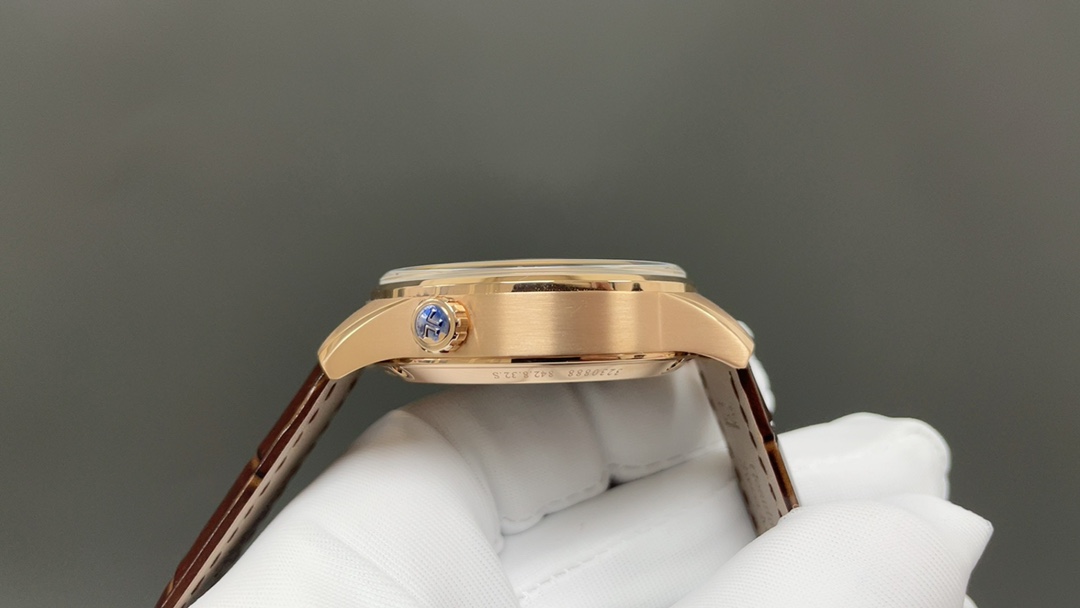 TW🌐 Jaeger-LeCoultre 积家 北宸系列 Geographic WT“全球限量版250只”地理学家世界时腕表采用蓝黑渐变色与全黑色表盘 腕表的凸缘显示全球24个时区 成为行动派男士旅行期间的可靠搭档 佩戴者可透过10时位置的表冠设定 尺寸42mm表壳 316L钢壳 搭配拱蓝宝石“锅盖”镜面 采用亚洲机芯复刻版：936A/1自动上链 技术无与伦比 城市名部分以乳白色为基底 2时位置的日历显示 6时位置的第二时区显示和10时位置的动力储存显示副表盘饰以太阳放射状饰纹 进口牛皮 原装折叠扣🌐