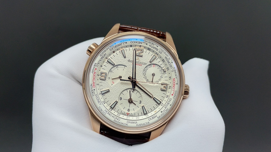 TW🌐 Jaeger-LeCoultre 积家 北宸系列 Geographic WT“全球限量版250只”地理学家世界时腕表采用蓝黑渐变色与全黑色表盘 腕表的凸缘显示全球24个时区 成为行动派男士旅行期间的可靠搭档 佩戴者可透过10时位置的表冠设定 尺寸42mm表壳 316L钢壳 搭配拱蓝宝石“锅盖”镜面 采用亚洲机芯复刻版：936A/1自动上链 技术无与伦比 城市名部分以乳白色为基底 2时位置的日历显示 6时位置的第二时区显示和10时位置的动力储存显示副表盘饰以太阳放射状饰纹 进口牛皮 原装折叠扣🌐