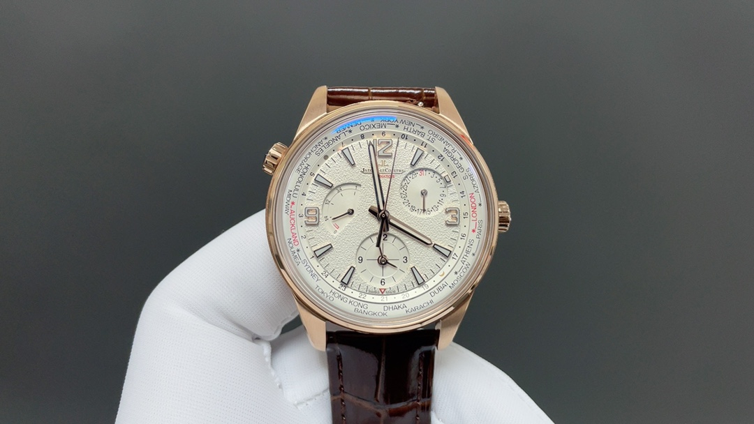 TW🌐 Jaeger-LeCoultre 积家 北宸系列 Geographic WT“全球限量版250只”地理学家世界时腕表采用蓝黑渐变色与全黑色表盘 腕表的凸缘显示全球24个时区 成为行动派男士旅行期间的可靠搭档 佩戴者可透过10时位置的表冠设定 尺寸42mm表壳 316L钢壳 搭配拱蓝宝石“锅盖”镜面 采用亚洲机芯复刻版:936A/1自动上链 技术无与伦比 城市名部分以乳白色为基底 2时位置的日历显示 6时位置的第二时区显示和10时位置的动力储存显示副表盘饰以太阳放射状饰纹 进口牛皮 原装折叠扣🌐