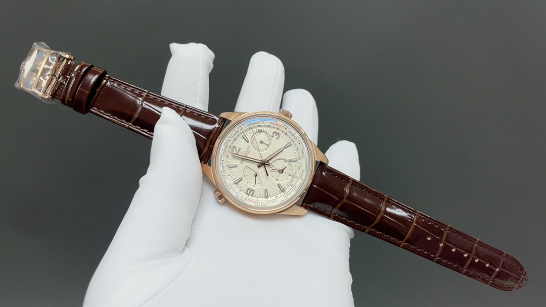 TW🌐 Jaeger-LeCoultre 积家 北宸系列 Geographic WT“全球限量版250只”地理学家世界时腕表采用蓝黑渐变色与全黑色表盘 腕表的凸缘显示全球24个时区 成为行动派男士旅行期间的可靠搭档 佩戴者可透过10时位置的表冠设定 尺寸42mm表壳 316L钢壳 搭配拱蓝宝石“锅盖”镜面 采用亚洲机芯复刻版：936A/1自动上链 技术无与伦比 城市名部分以乳白色为基底 2时位置的日历显示 6时位置的第二时区显示和10时位置的动力储存显示副表盘饰以太阳放射状饰纹 进口牛皮 原装折叠扣🌐