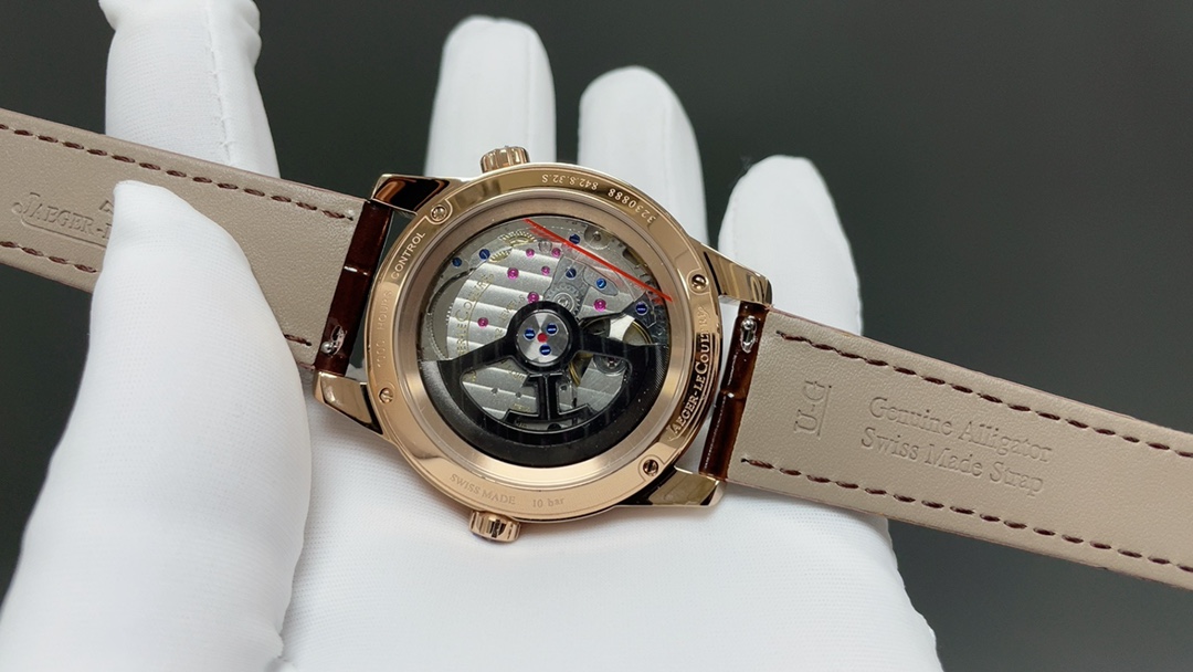 TW🌐 Jaeger-LeCoultre 积家 北宸系列 Geographic WT“全球限量版250只”地理学家世界时腕表采用蓝黑渐变色与全黑色表盘 腕表的凸缘显示全球24个时区 成为行动派男士旅行期间的可靠搭档 佩戴者可透过10时位置的表冠设定 尺寸42mm表壳 316L钢壳 搭配拱蓝宝石“锅盖”镜面 采用亚洲机芯复刻版：936A/1自动上链 技术无与伦比 城市名部分以乳白色为基底 2时位置的日历显示 6时位置的第二时区显示和10时位置的动力储存显示副表盘饰以太阳放射状饰纹 进口牛皮 原装折叠扣🌐